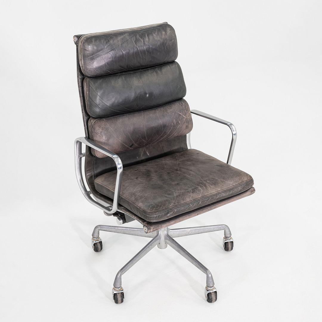 Dies ist ein Eames Aluminum Group Soft Pad Executive Desk Chair, Modell EA437, ursprünglich entworfen von Charles und Ray Eames für Herman Miller im Jahr 1969. Dieses Beispiel stammt aus dem Jahr 1995. Das Design besteht aus einem