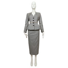 1995 JOHN GALLIANO
Pin-Up / Misia Diva
Houndstooth RUNWAY Suit Ensemble 1995 JOHN GALLIANO
Pin-Up / Misia Diva
Houndstooth RUNWAY Suit Ensemble