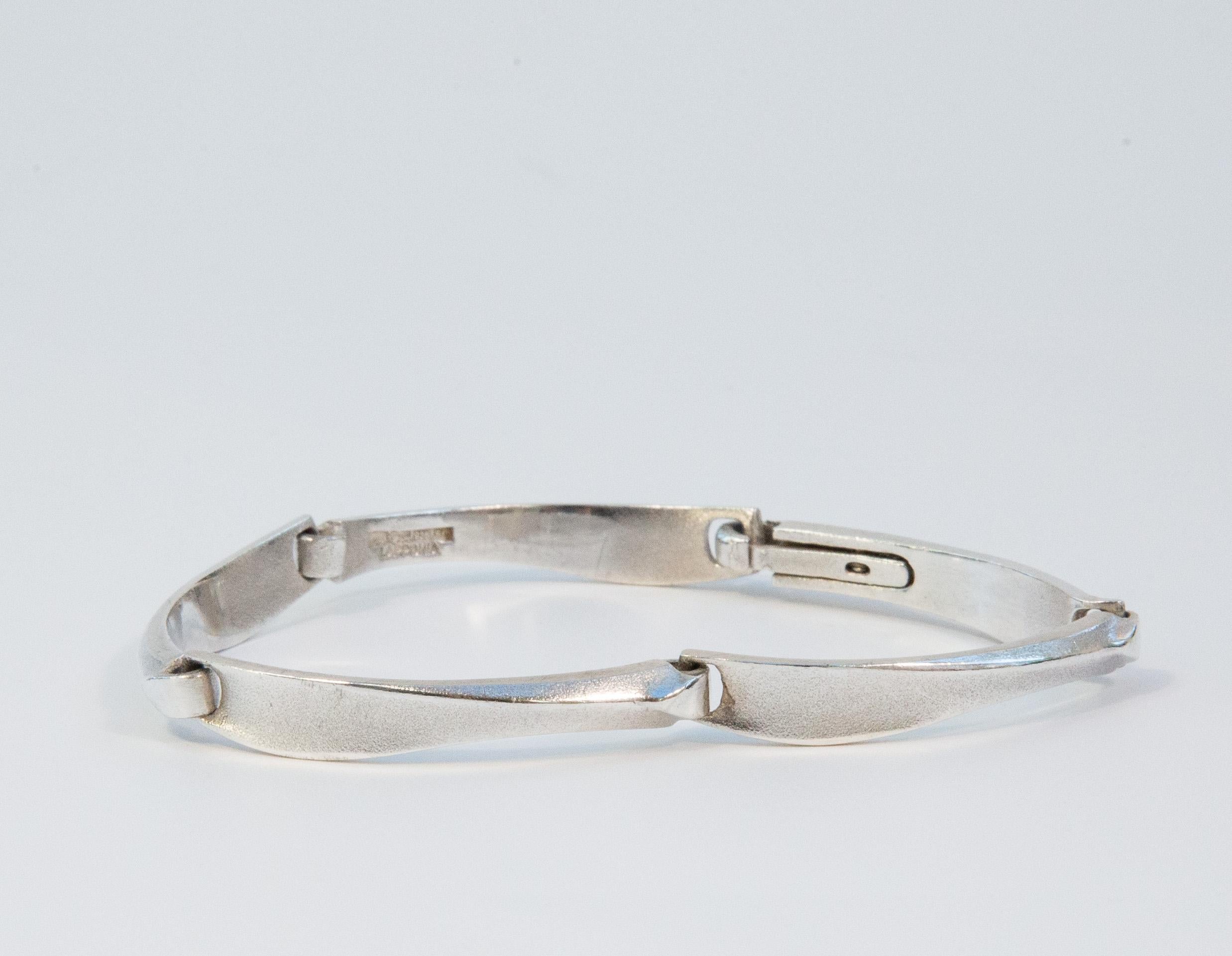 Un bracelet à maillons conçu par Björn Weckström en 1995 pour la marque finlandaise Lapponia. Le bracelet est fabriqué en argent sterling 925 et présente un design moderniste et organique. Cette pièce, qui n'est plus fabriquée, constituerait une