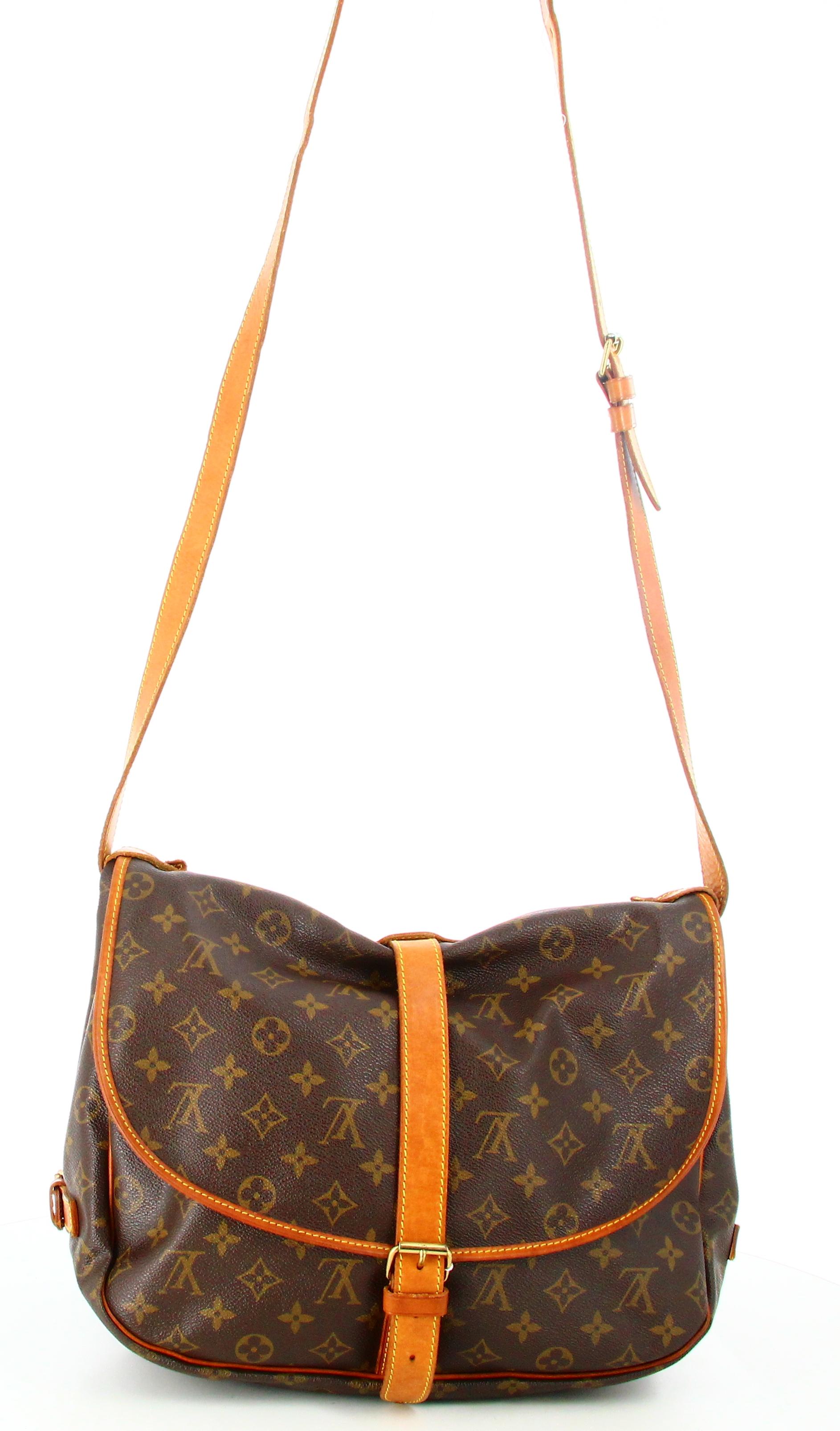 1995 Louis Vuitton Canvas Monogram Bag GM

- Very good condition. Shows no signs of wear over time.
- Louis Vuitton Bag
- Canvas monogram
- Long brown leather strap
- Two parts
- Inside: brown canvas plus inside pockets.
