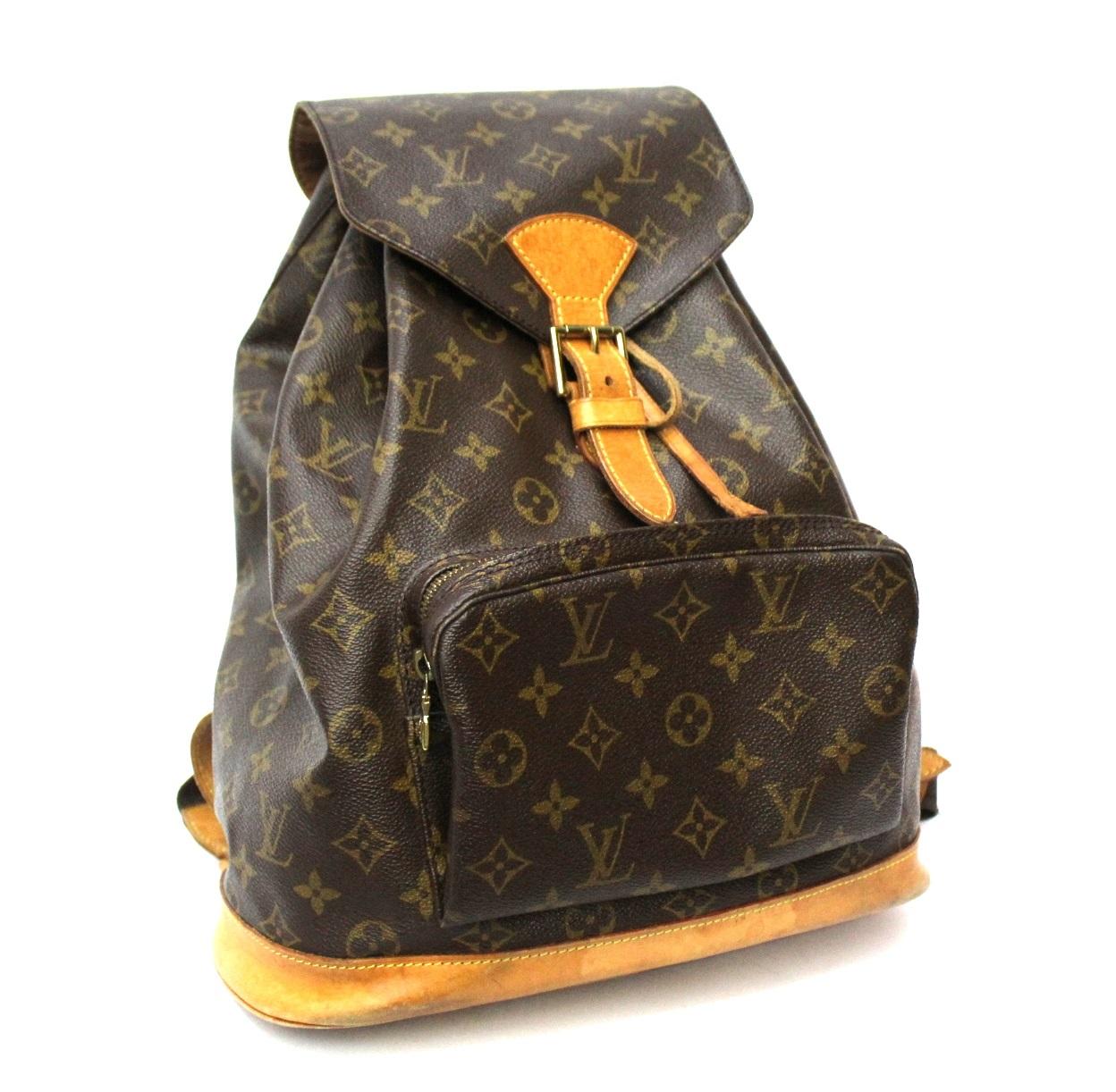 Louis Vuitton Montsouris backpack in monogram canvas and cowhide.

Buckle closure, internally very large. Adjustable straps in fabric and cowhide.

The backpack has some signs of wear on the bottom.