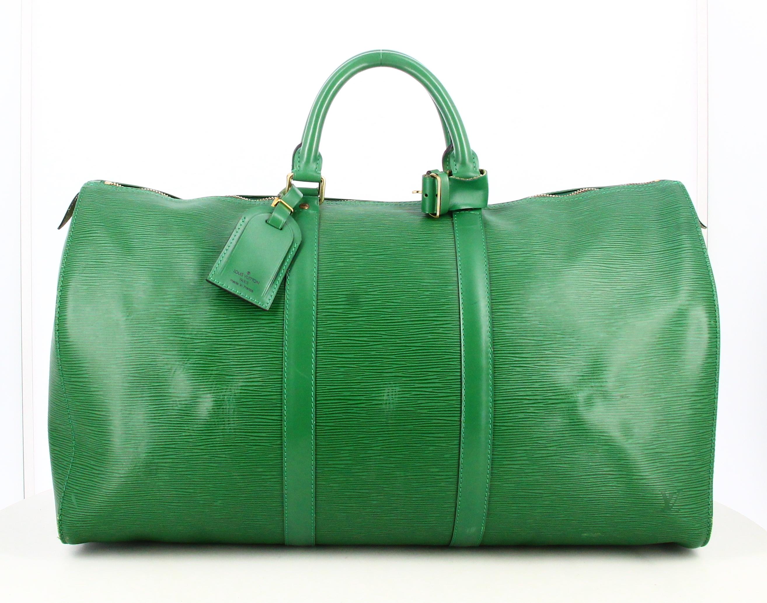 1995 Louis Vuitton Travel Bag Leather epi Green 

- Good condition. Shows very slight signs of wear over time. 
- Louis Vuitton travel bag 
- Green epi leather 
- Two small green leather straps
- Clasp: Golden 
- Small pocket on right side