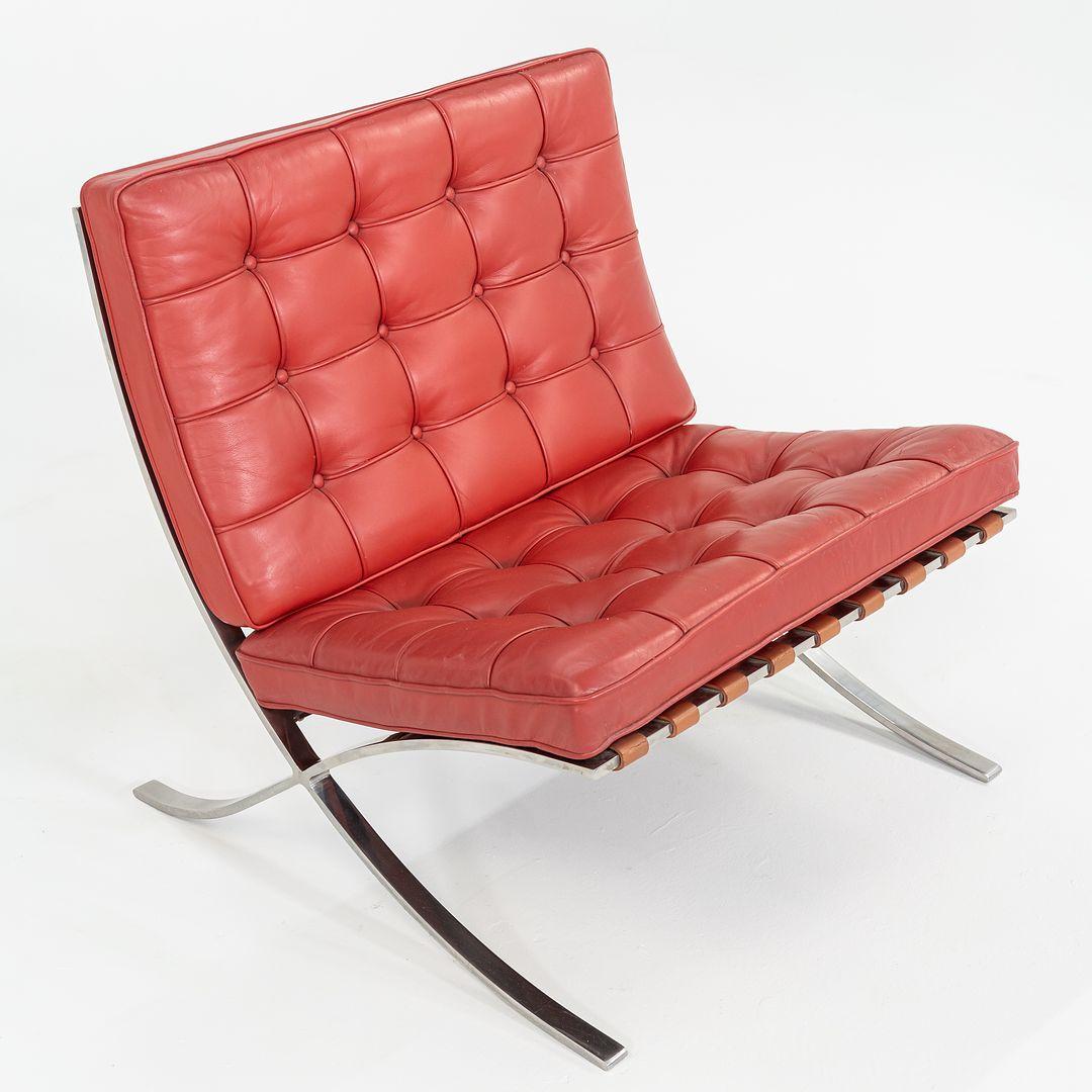Il s'agit d'une paire de chaises longues Barcelona, modèle 250LS, initialement conçues par Mies van der Rohe et Lilly Reich en 1929. Ces exemplaires ont été produits par Knoll aux États-Unis en 1995, et le prix indiqué comprend la paire. Ils sont