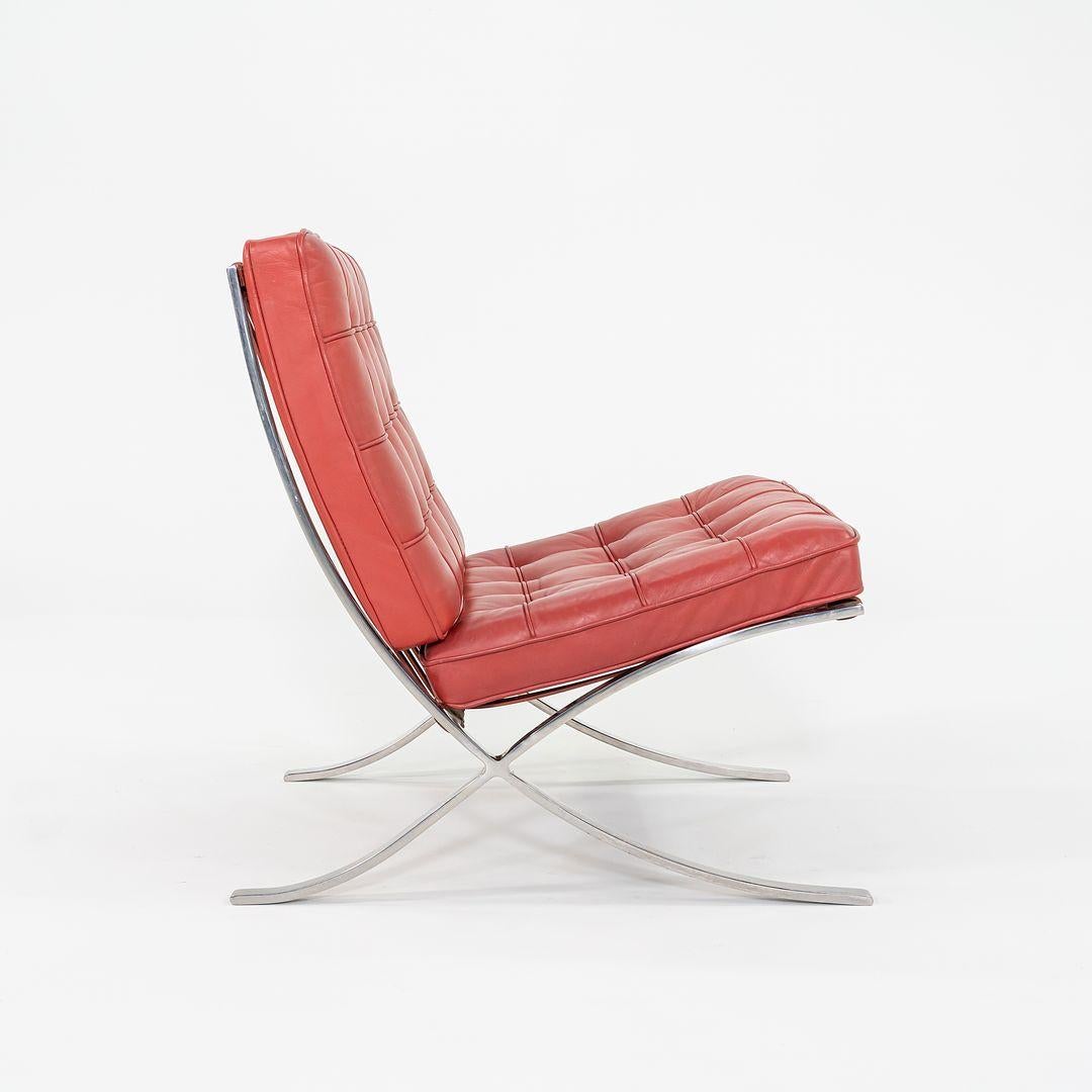 1995 Paire de chaises longues Mies van der Rohe Barcelona avec armatures en inox Rouge Bon état - En vente à Philadelphia, PA