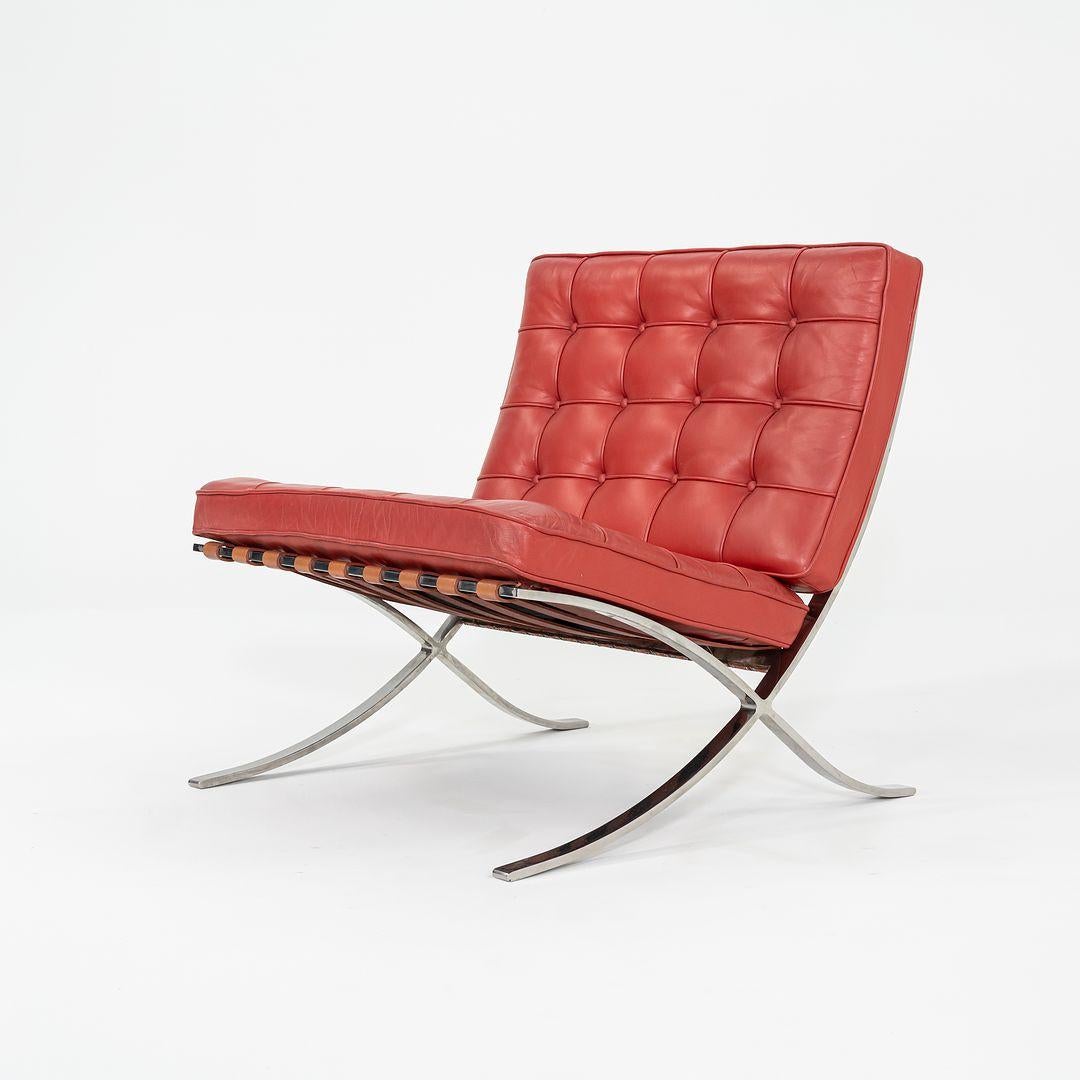 Fin du 20e siècle 1995 Paire de chaises longues Mies van der Rohe Barcelona avec armatures en inox Rouge en vente