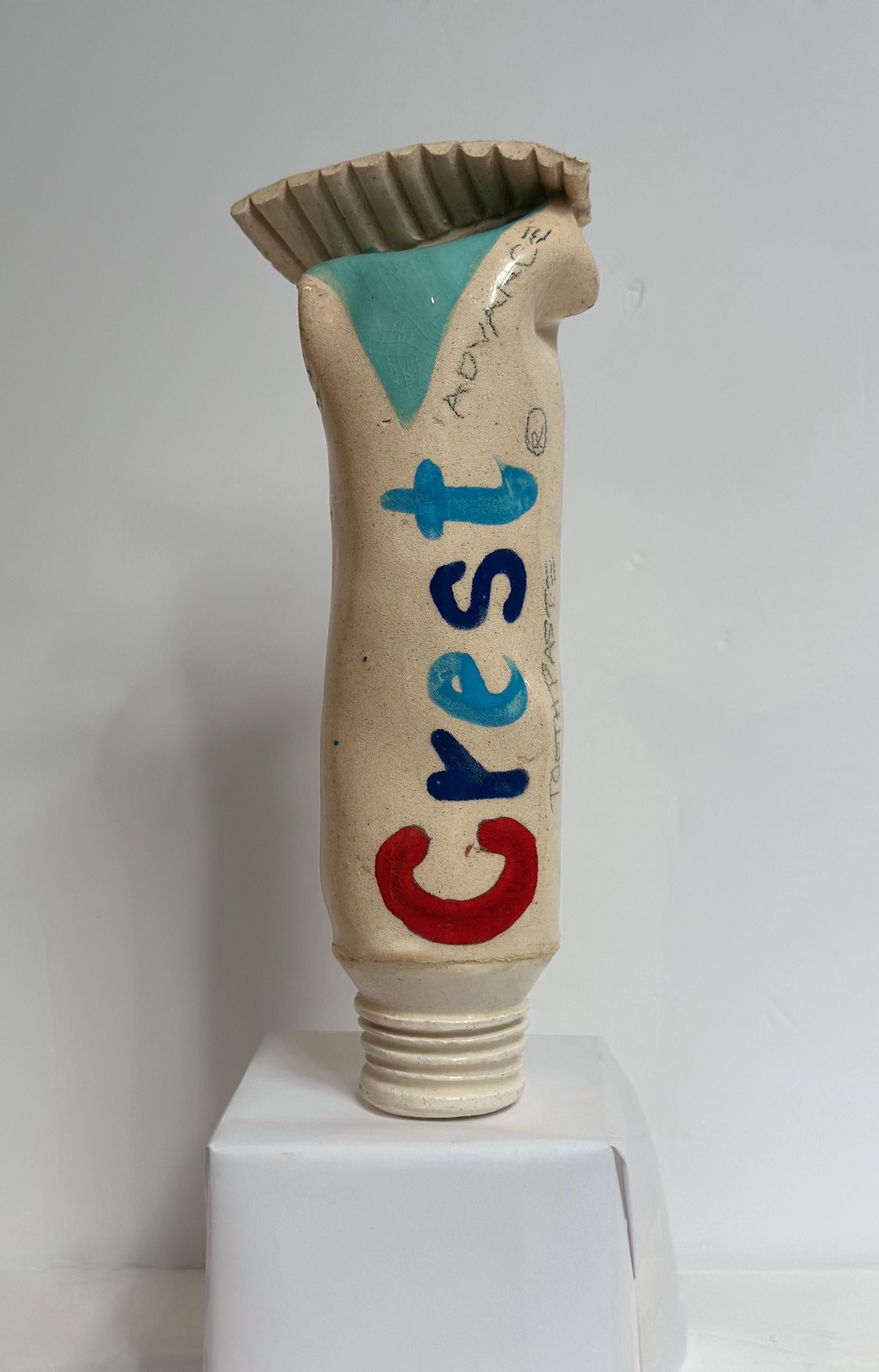 Nous avons le plaisir de vous proposer une sculpture en céramique Pop Art de 1995 intitulée Crest Toothpaste Tube, réalisée par l'artiste Ray Gross. Connu pour ses interprétations pleines d'esprit et hyperréalistes d'objets ordinaires, Gross