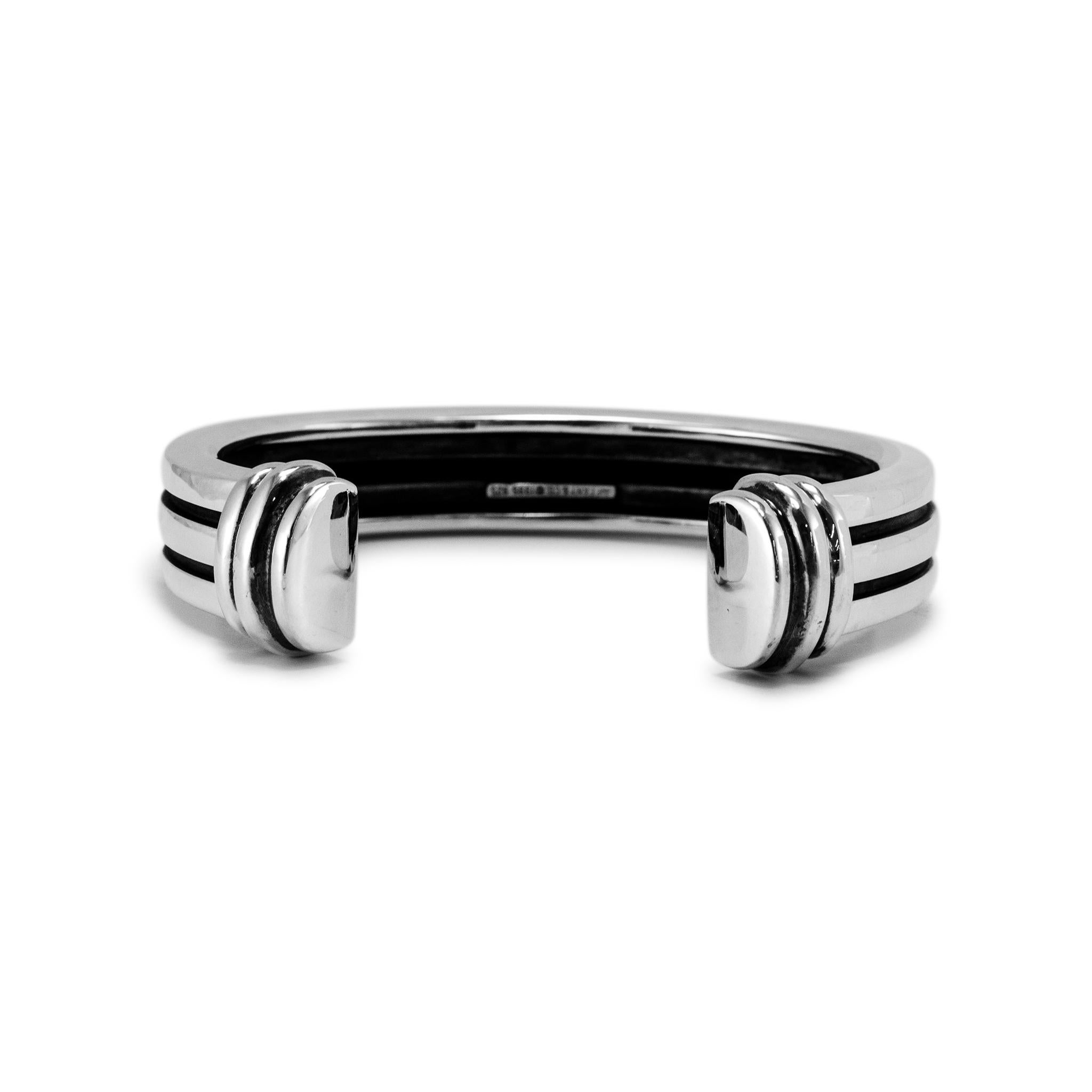 Marchio: Tiffany & Co.

Tipo di metallo: Argento 925

Lunghezza: 6.25 pollici

Larghezza: 14,70 mm 

Peso: 44,66 grammi

Bracciale bangle in argento TIFFANY & CO. Inciso con 