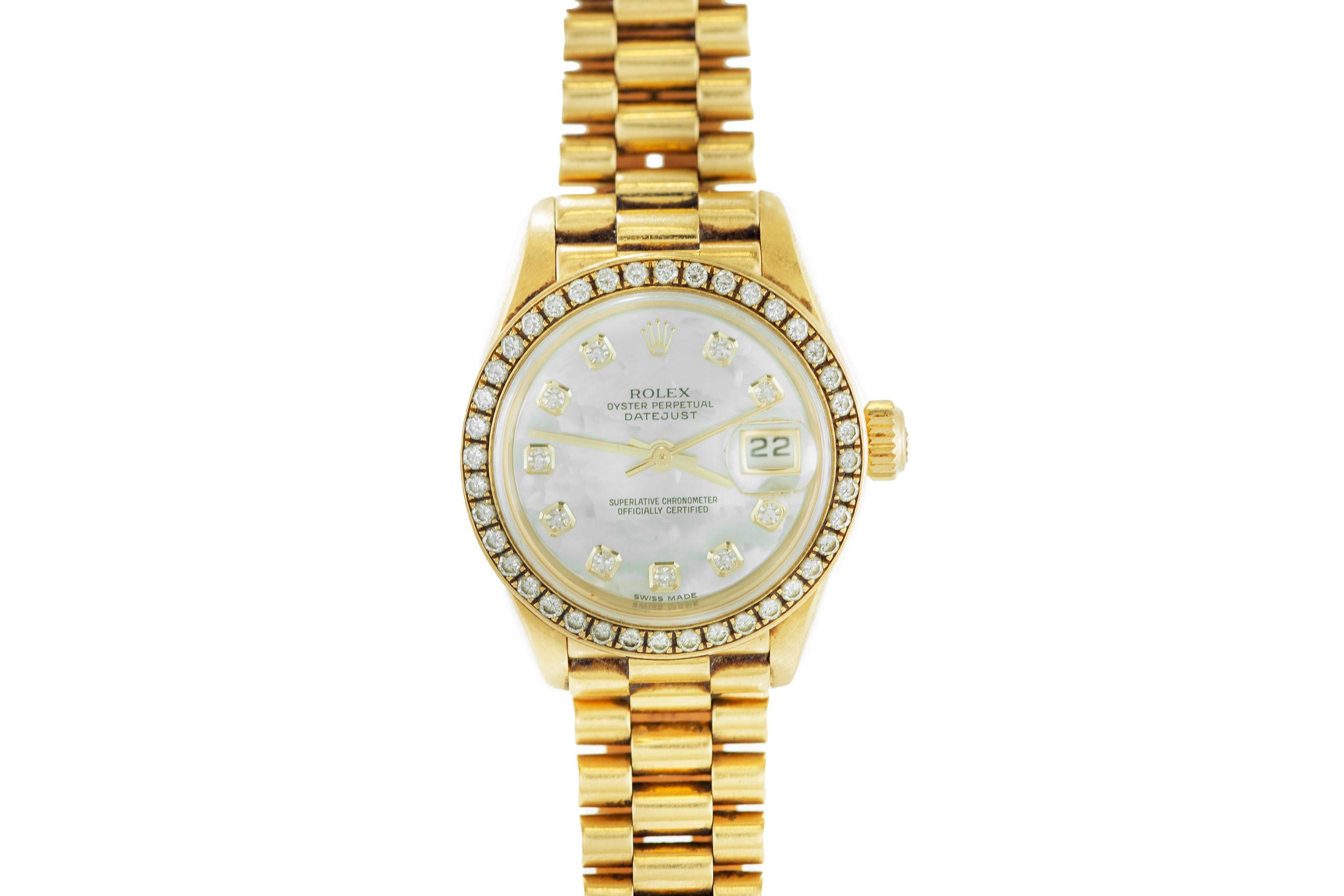 Die schöne Rolex Datejust Uhr ist fein in Gelbgold mit einer Diamantlünette gefertigt. Das Zifferblatt ist aus Perlmutt und Diamanten gefertigt. 
Ca. 1995.