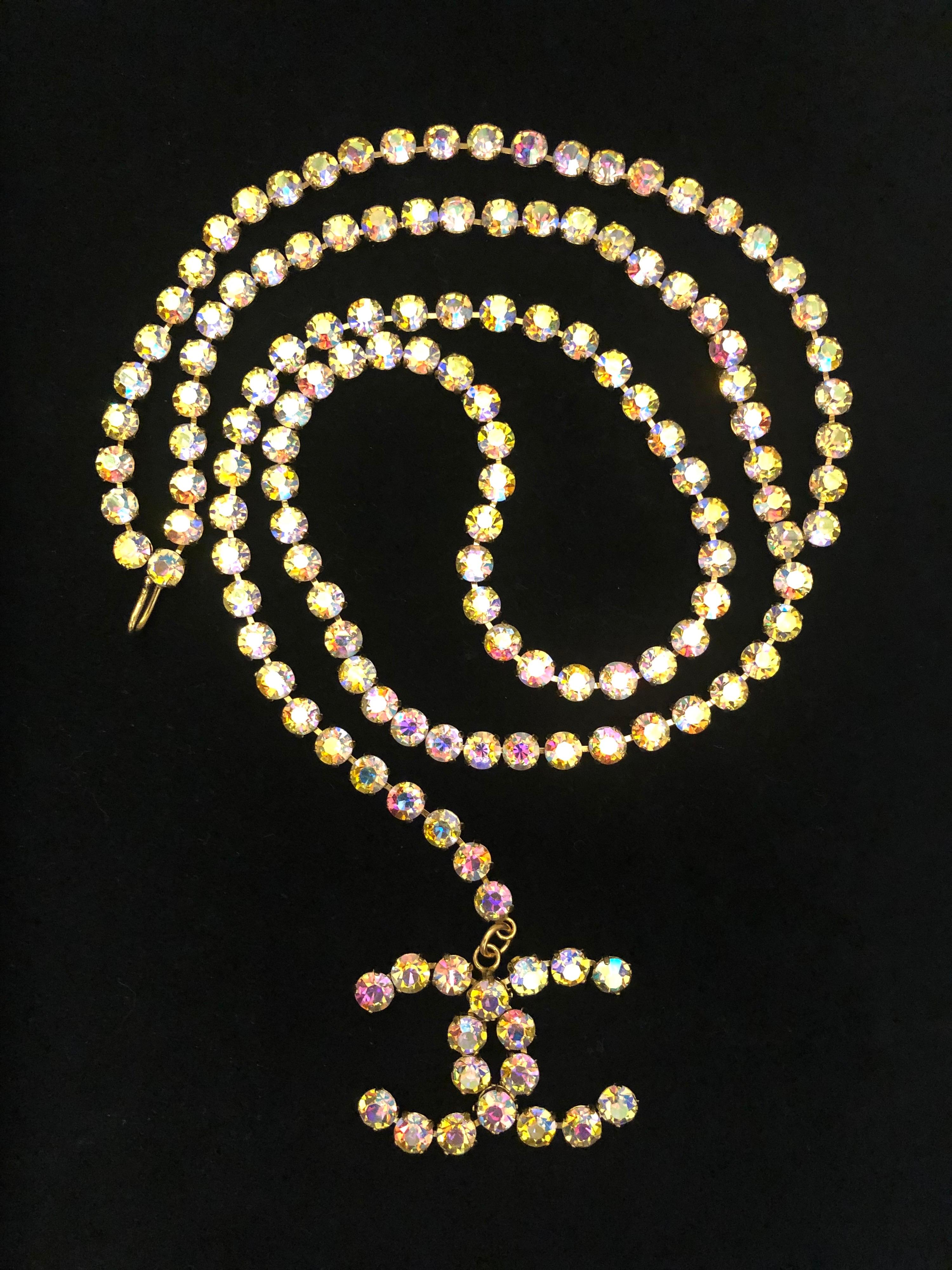 1995 Runway Chanel chain belt in multicolored rhinestones featuring a rhinestoned CC Charm. Seen on supermodels Naomi Campbell and Linda Evangelista on the runway of Chanel Spring/Summer 1995 collection.
Adjustable hook fastening. Stamped 95P made