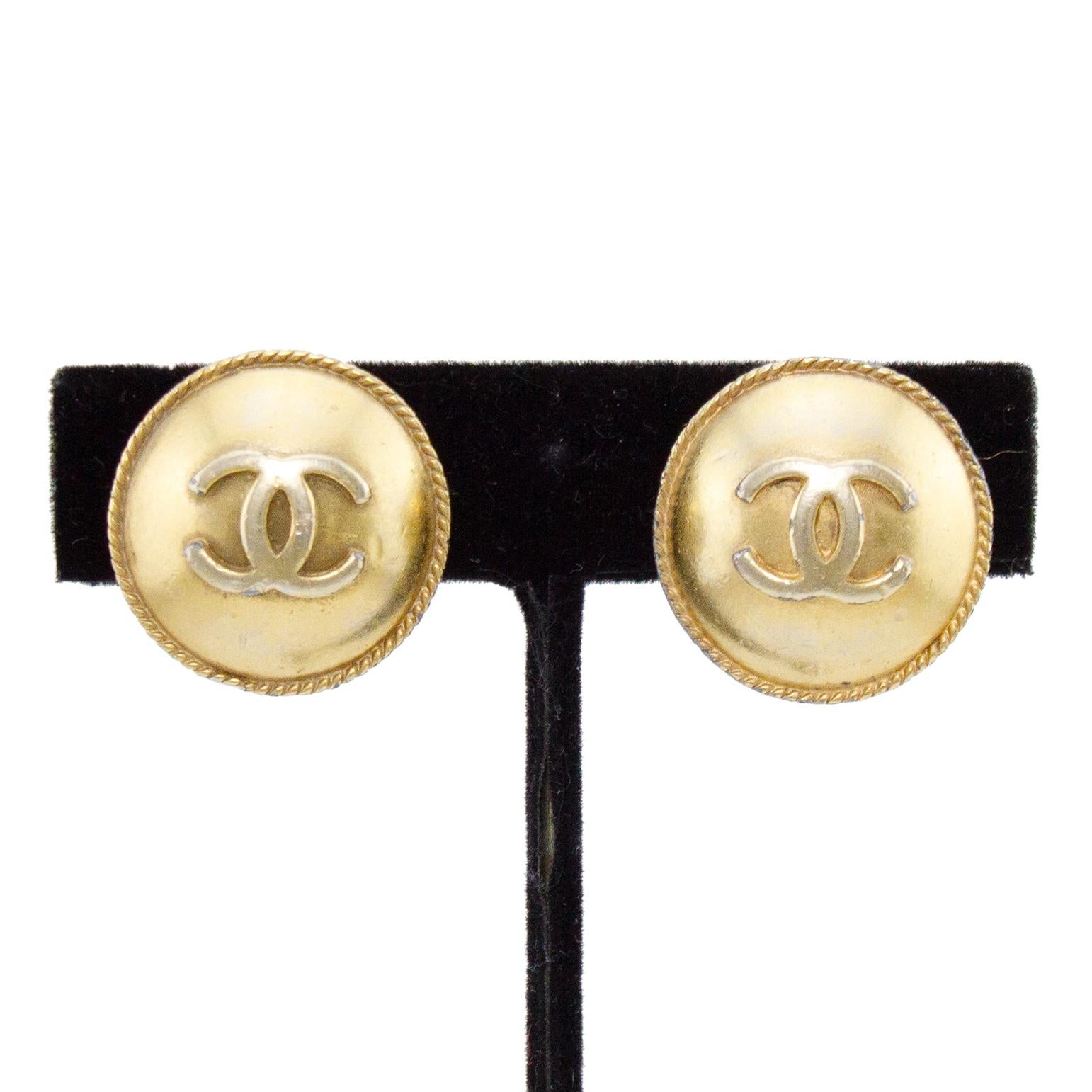 Chanel 1995 Spring collection gold circular clip on earrings with CC logo at the center and a twisted rope detail along the edge. In very good vintage condition, minor wear on plating throughout. 

1
