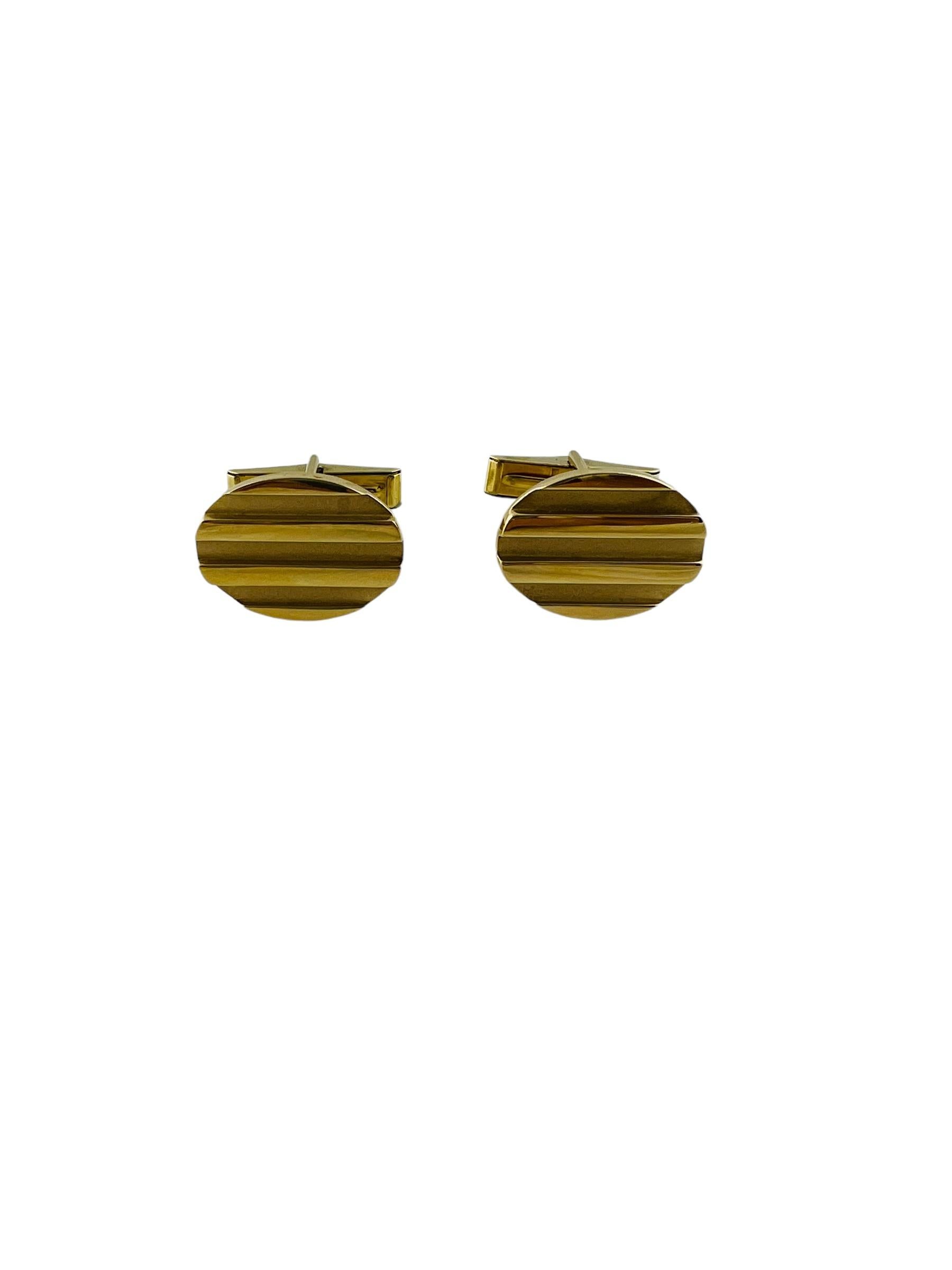 1995 Tiffany & Co. 18K Gelbgold Oval gestreifte Manschettenknöpfe

Diese Manschettenknöpfe von Tiffany & Co. sind in 18 Karat Gelbgold gefasst.

Die Vorderseite der Manschettenknöpfe ist oval mit erhabenen Streifen. Die Streifen sind aus poliertem