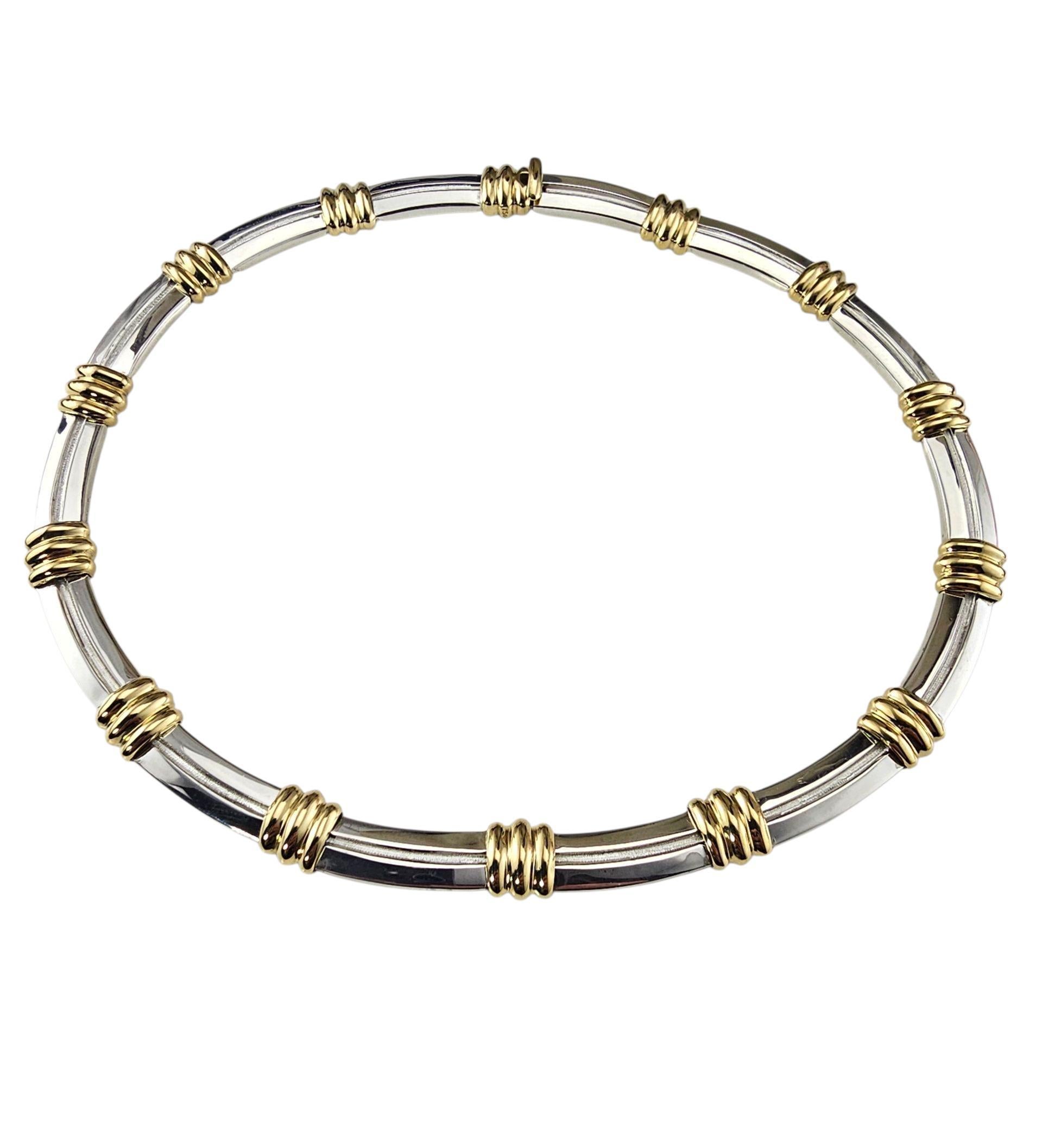 1995 Tiffany & Co. Collier Atlas en argent sterling et or jaune 18K avec boîte-

Ce collier saisissant de la collection Atlas de Tiffany est fabriqué en argent sterling et rehaussé de stations en or jaune 18K poli. Les anneaux d'or alternés