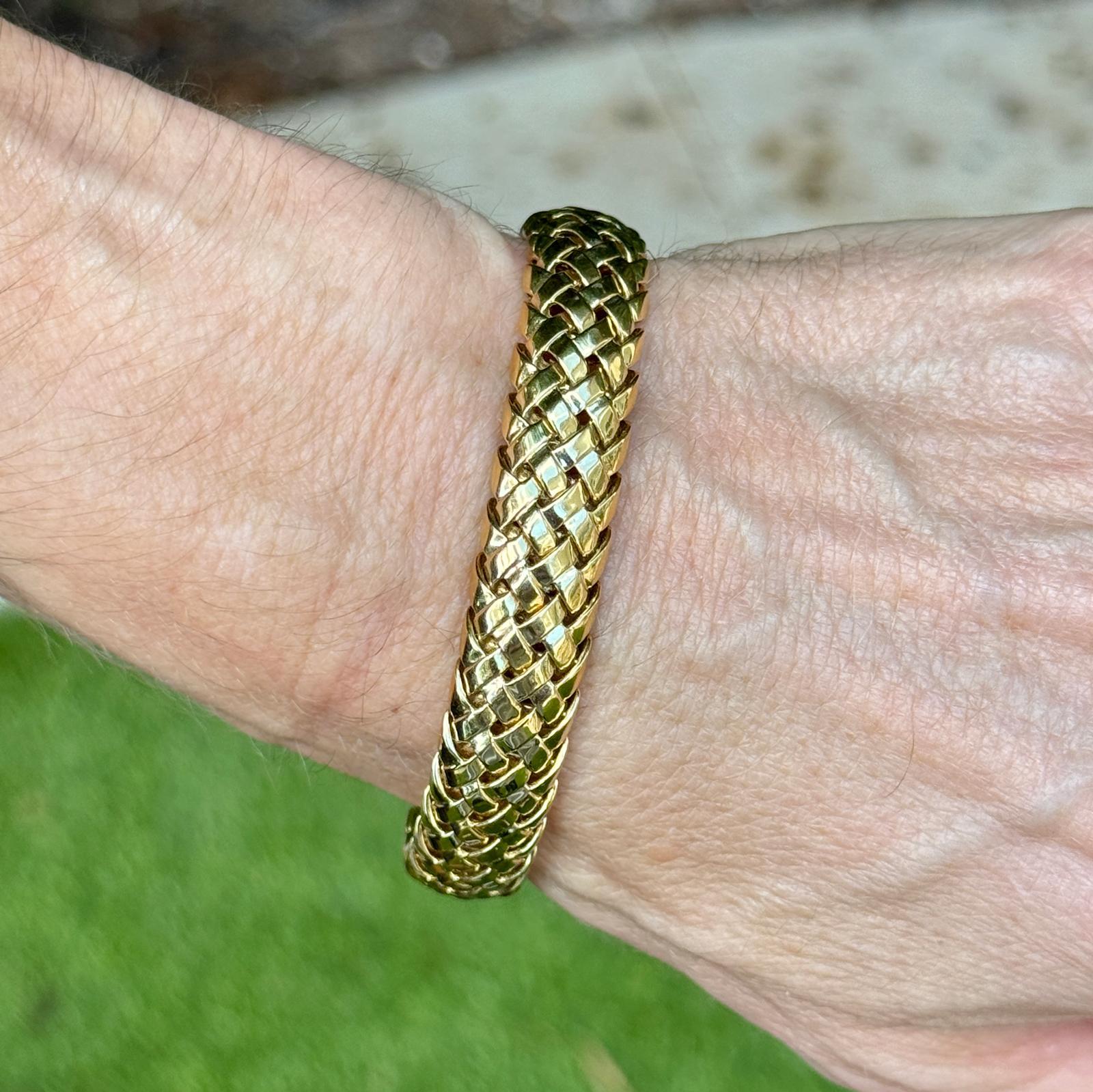 1995 Tiffany & Co. Vannerie Bracelet en or jaune 18 carats à base de tissage Excellent état - En vente à Boca Raton, FL