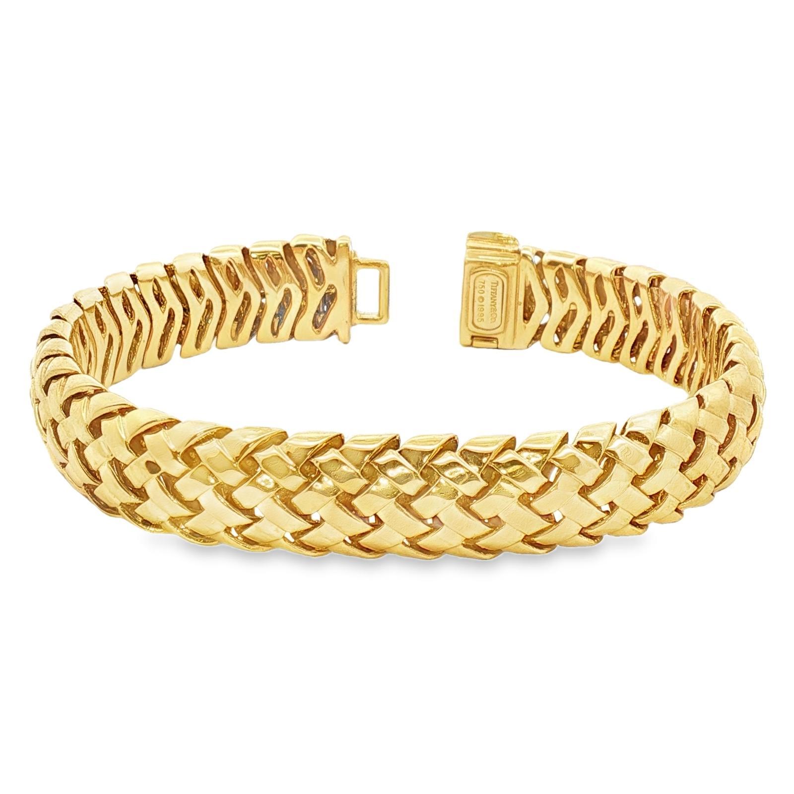 1995 Tiffany & Co. Vannerie Bracelet en or jaune 18 carats à base de tissage Pour femmes en vente
