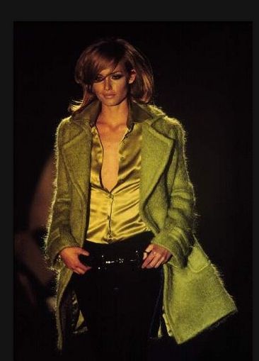 1995 Autumn/Winter collection

FIRST EXIT, FIRST COLLECTION

A truly phenomenal coat! 

In March 1995 when Amber Valletta sauntered down the catwalk in blue velvet hipsters and  apple-green coat, the lights went on in the house of Gucci. She