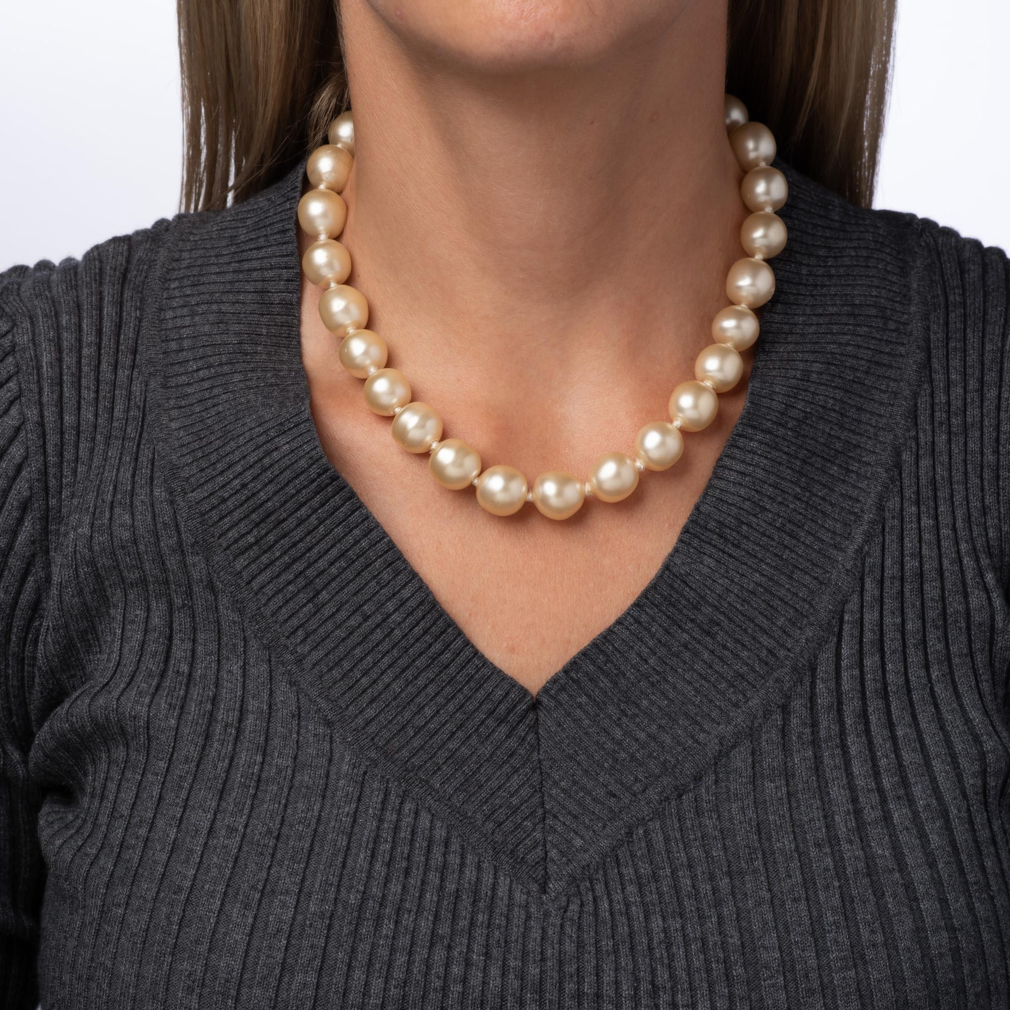 Vintage Chanel choker necklace with a yellow gold-tone textured toggle clasp (circa 1995). 

The necklace features 14.5mm faux pearls of irregular shape. Measuring 16 inches in length the necklace sits nicely at the nape of the neck. The faux pearls