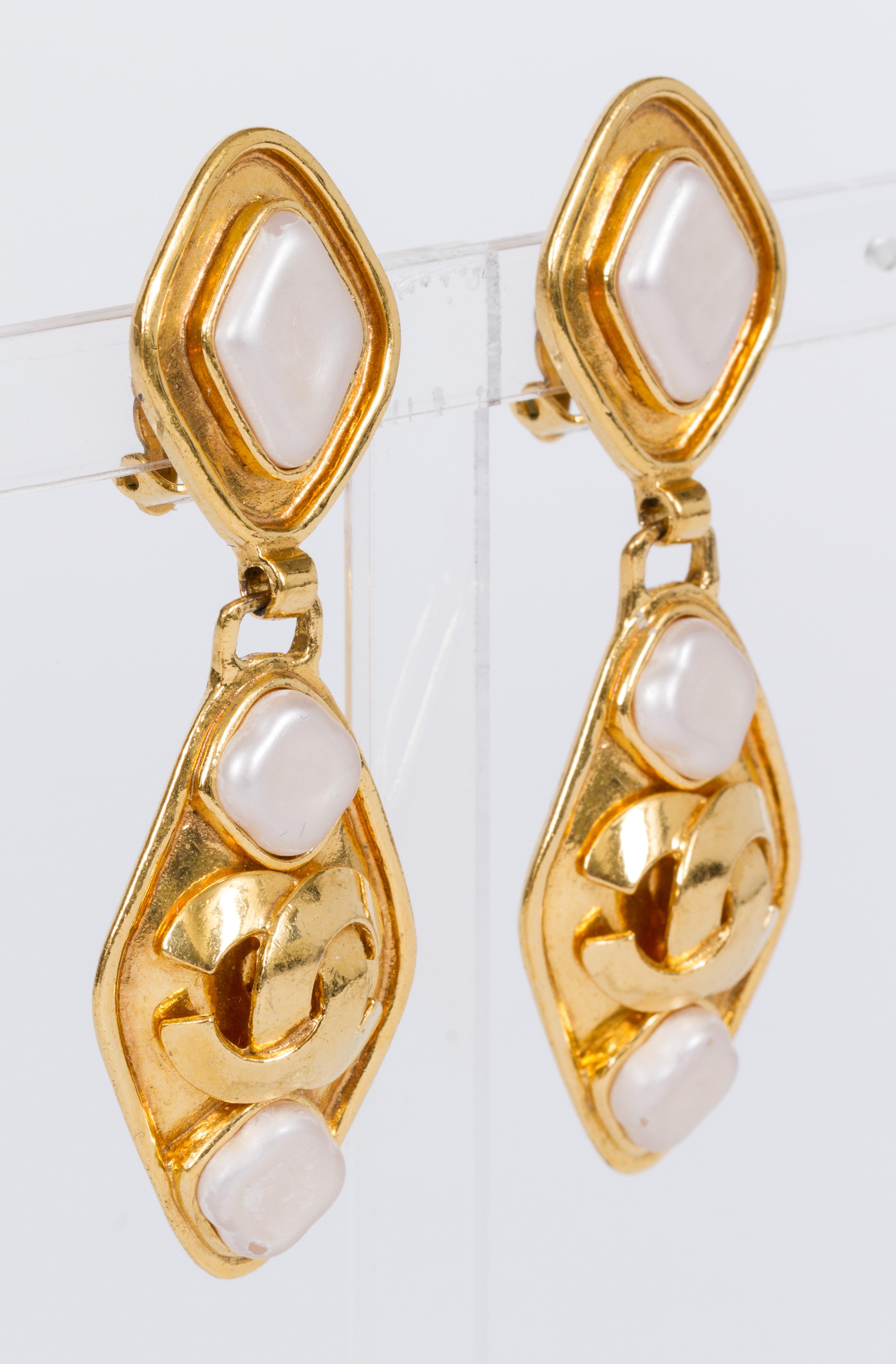 1995 Vintage Chanel Gold & Gripoix Drop Earrings In Excellent Condition In West Hollywood, CA