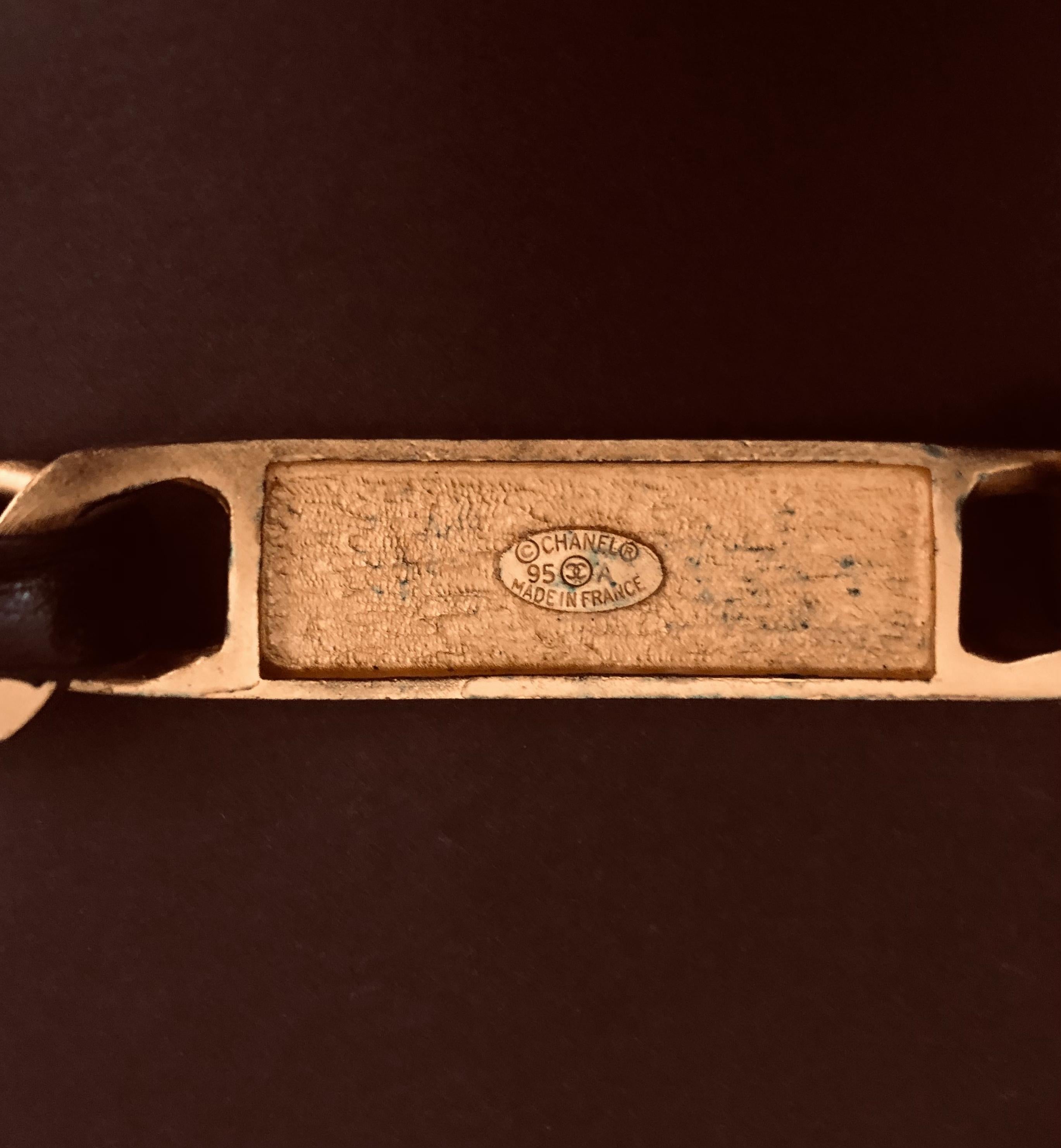 Goldfarbenes Vintage CHANEL Gliederarmband aus Leder mit Kette Unisex für Herren  im Angebot 2