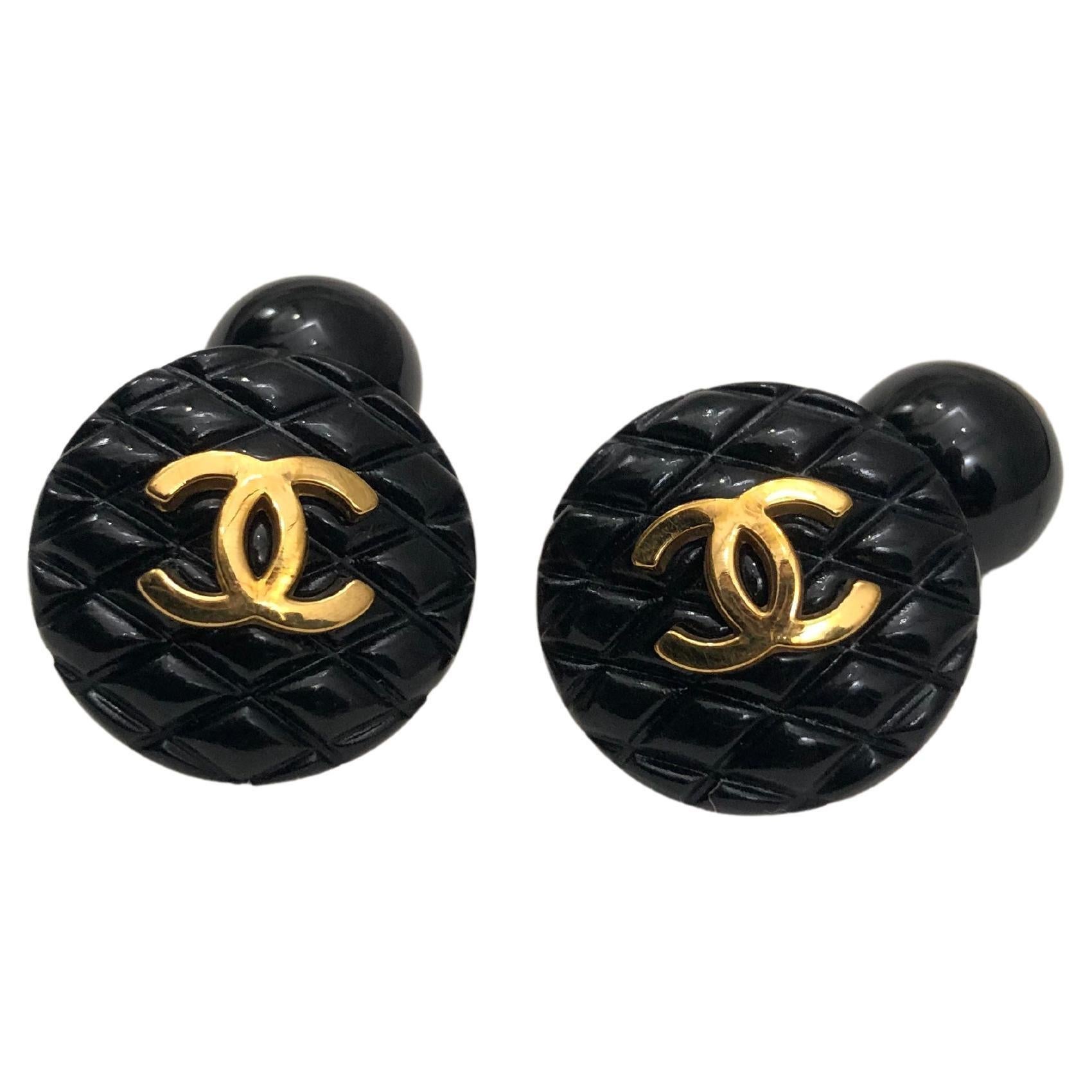 These vintage CHANEL Cufflinks are crafted of crafted of black resin in diamond quilted pattern featuring a gold toned CC logo. These Chanel cufflinks are perfect for both sexes. The diameter measures approximately 1.8 cm. Stamped CHANEL 95P made in