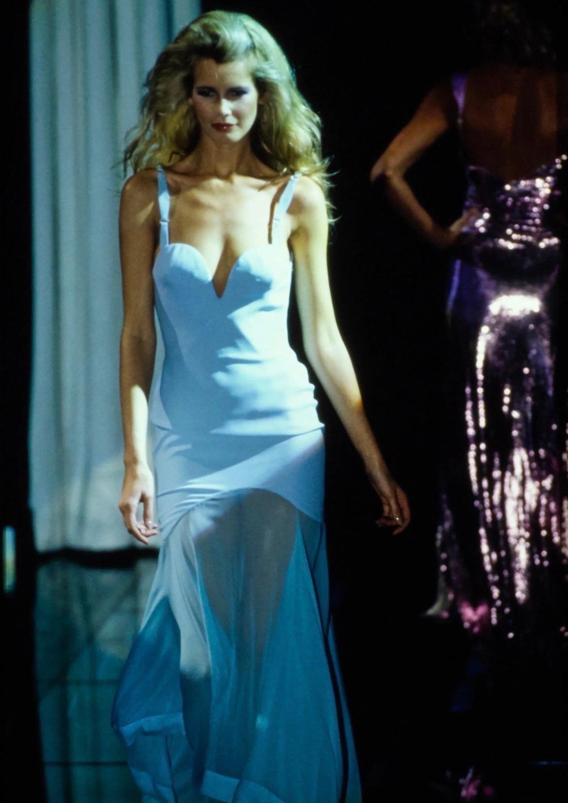 Gianni Versace Couture: Couture
Laufsteg-referenziertes Abendkleid - 1995
Schwarze Version
Größe IT 42
Ausgezeichneter / tadelloser Zustand

Ein außergewöhnlich seltenes, archiviertes Abendkleid von Gianni Versace Couture aus der