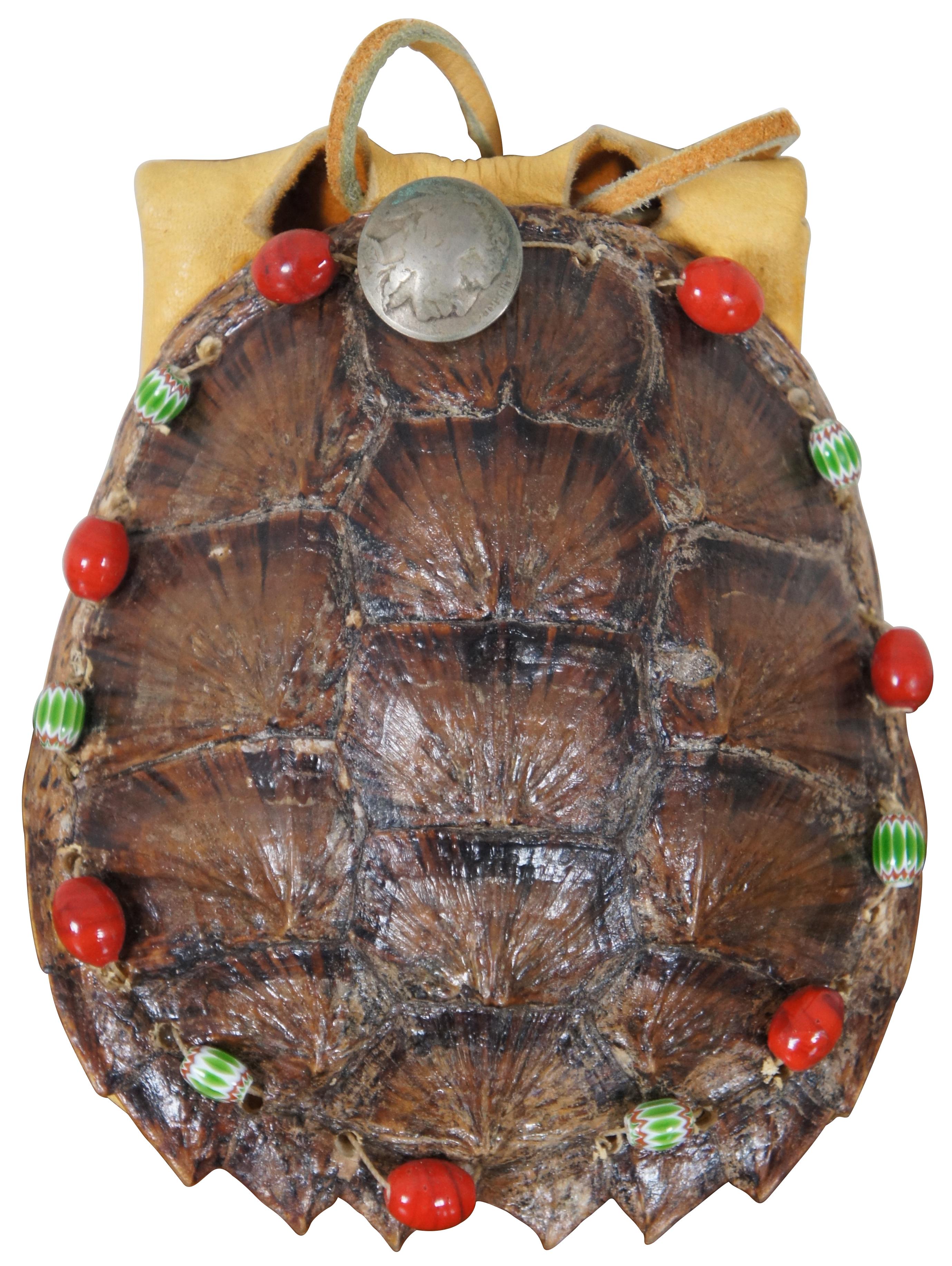 Vintage Native American Style Medizin Tasche oder Beutel aus dem Panzer einer Box Schildkröte und Wildleder, dekoriert um den Rand mit roten und grünen Perlen und Knöpfe aus 