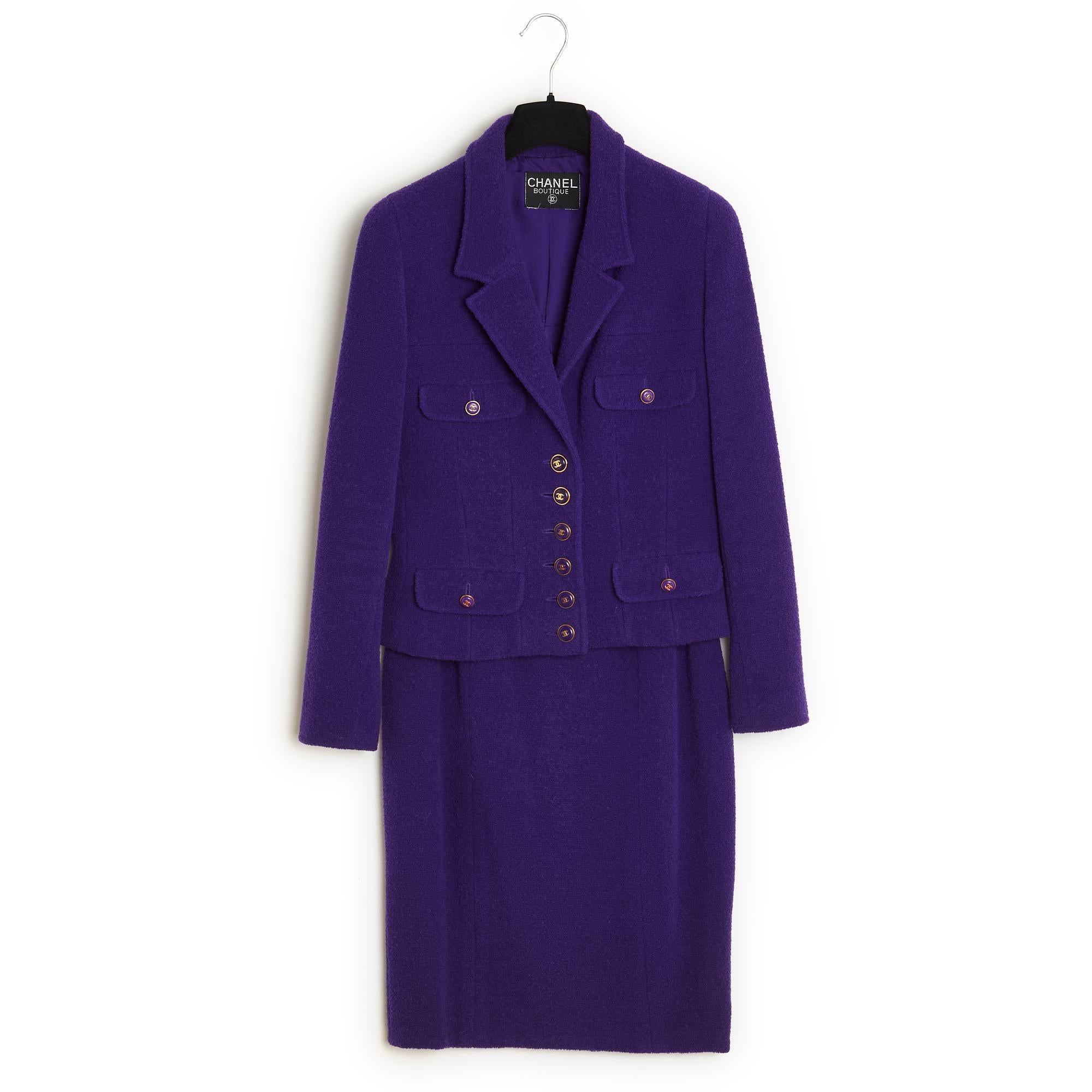 Chanel suit jacket from the Fall Winter 1995 collection in dense but dark purple terry wool, composed of a jacket with a notched collar closed in front with 6 purple resin buttons decorated with a CC logo, 4 buttoned patch pockets at the chest and