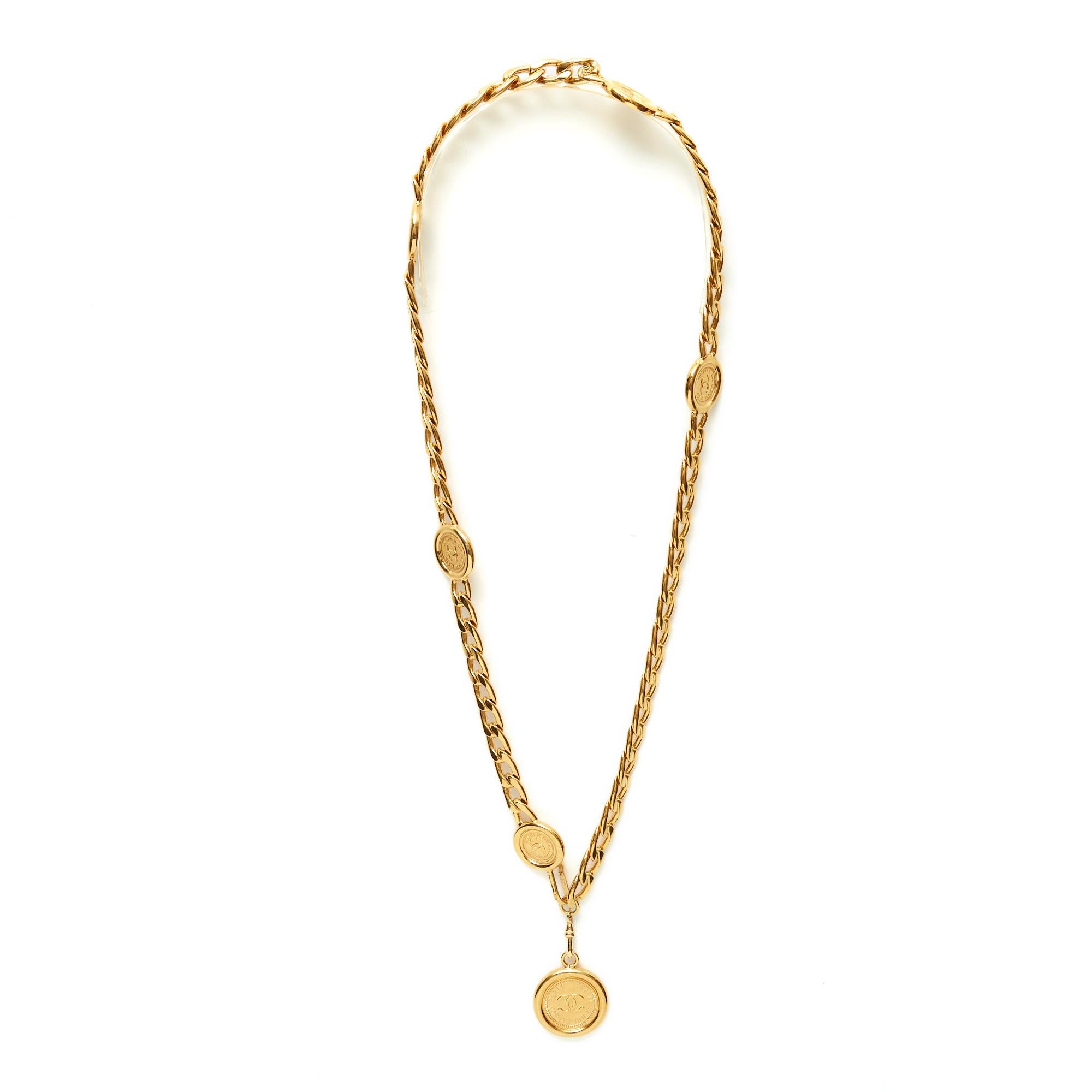 Chanel belt circa 1995 by Victoire de Castellane in gold-plated metal chain with elongated curb chain interspersed with medallions signed CC rue Cambon, closure with a Chanel-signed hook on one side, large medallion on a lobster clasp on the other.