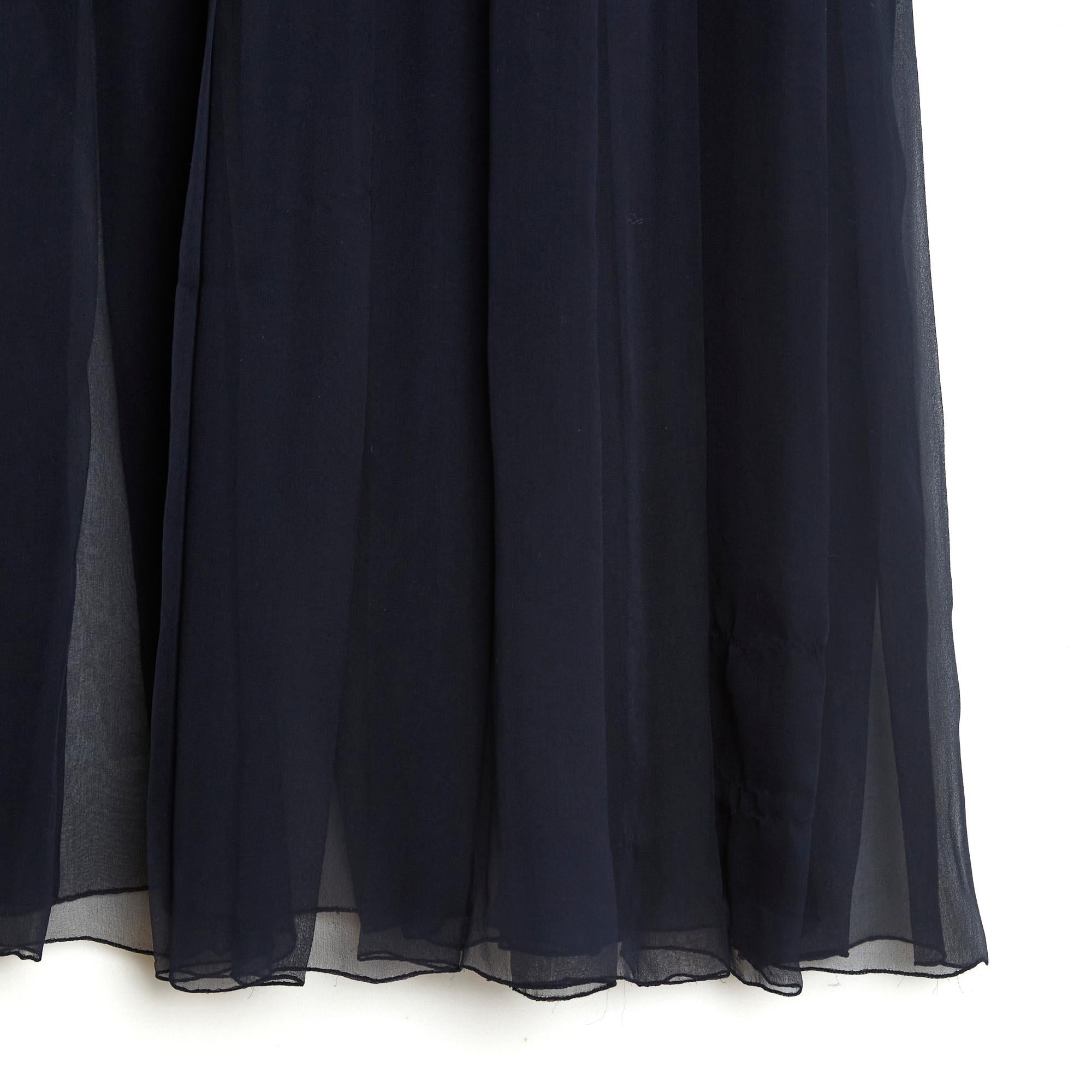 Jupe Chanel Haute Couture en mousseline de soie bleu marine, longueur cheville, plissée au bas de la jupe (à partir du dessus du genou), doublée de mousseline de soie sur la partie supérieure, fermée par un zip et un crochet. Pas de composition ni