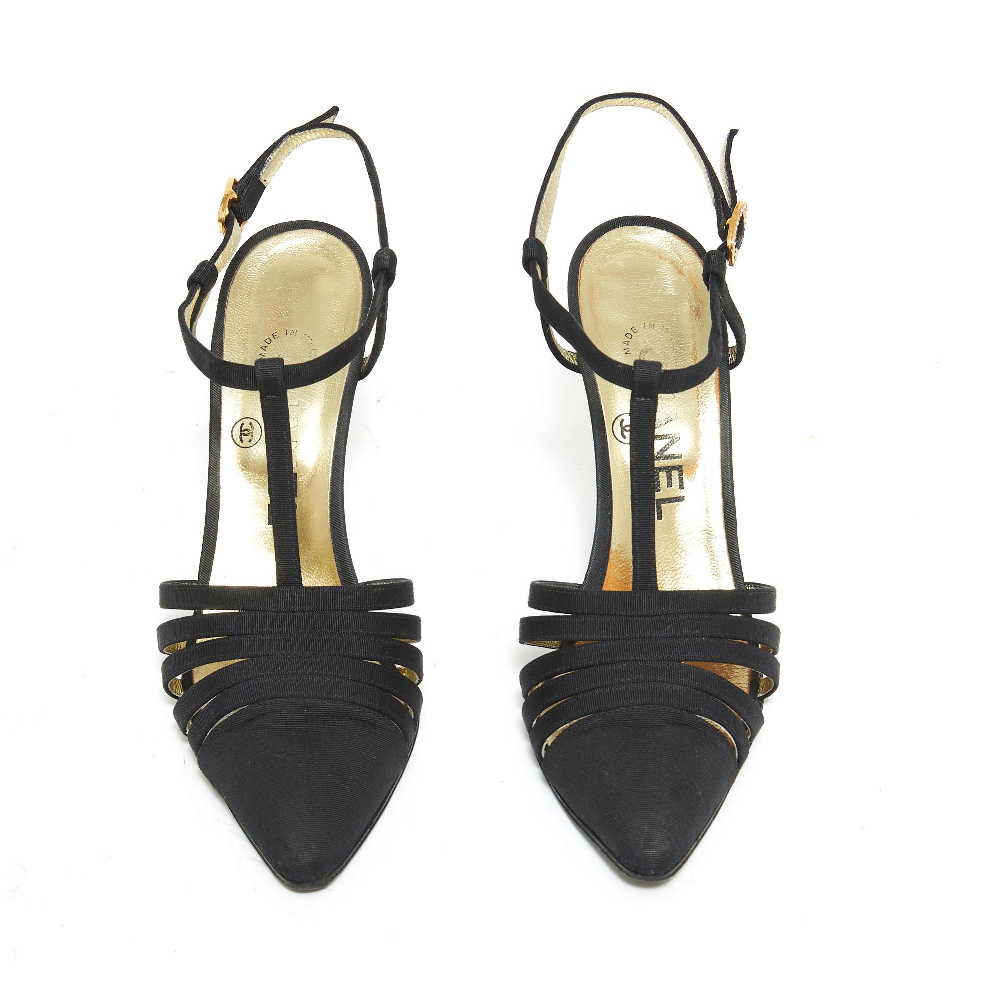 Chanel Haute Couture Pumps aus schwarzem Canvas (Ottomane), Salomé-Typ, mit feinen Riemchen, goldener Metallschnalle mit Strasssteinchen besetzt. Größe 37FR: Absatz 9 cm, Innensohle 23,7 cm. Die Schuhe sind wahrscheinlich vintage, die rechte hintere
