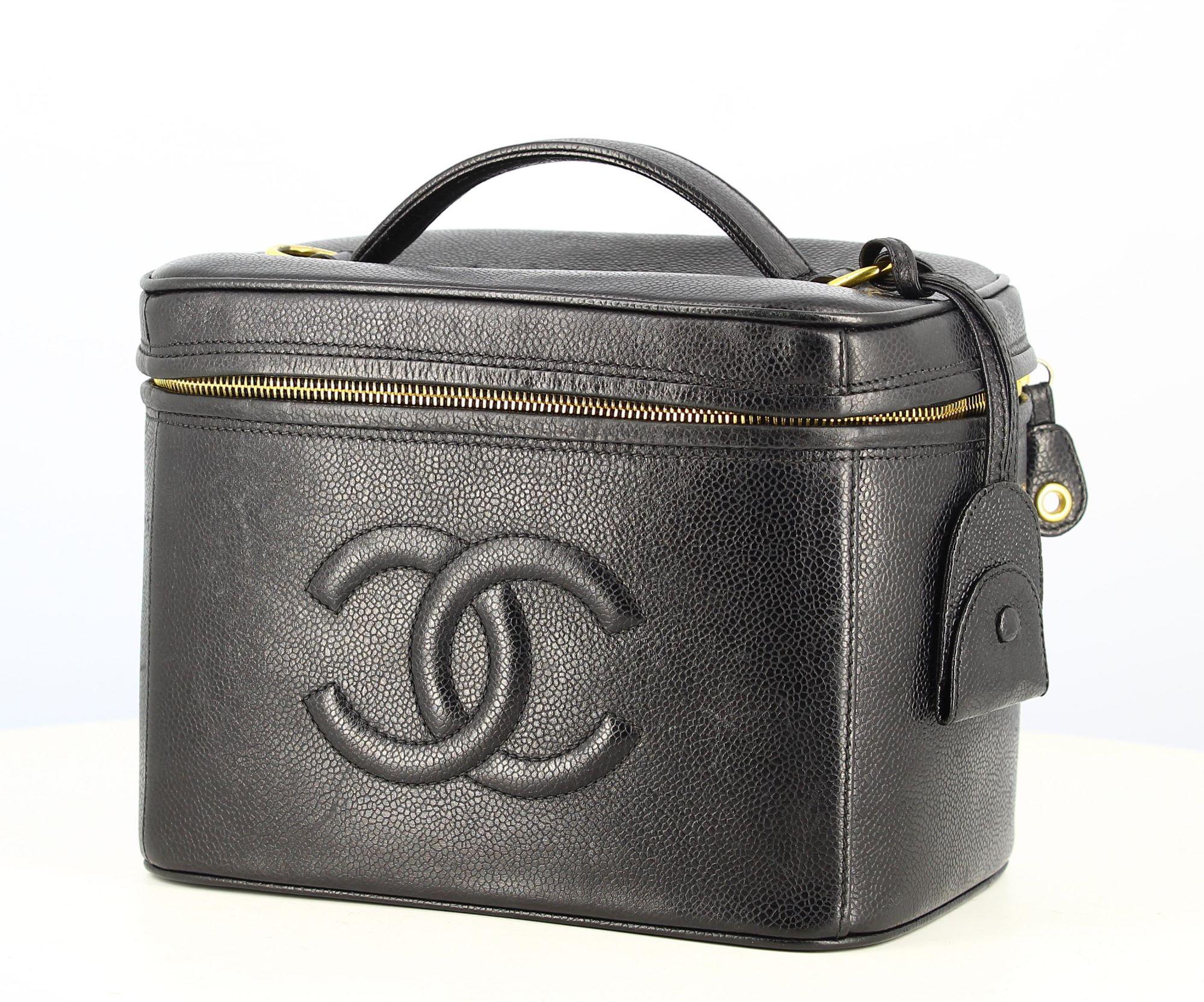 1996-1997 Vanity Handbag Chanel Caviar black
- Good condition, shows slight traces of wear over time
- Black Chanel Vanity handbag in caviar, small hanse, double C logo on the front of the bag, golden plated zip fastener
- The interior is in smooth