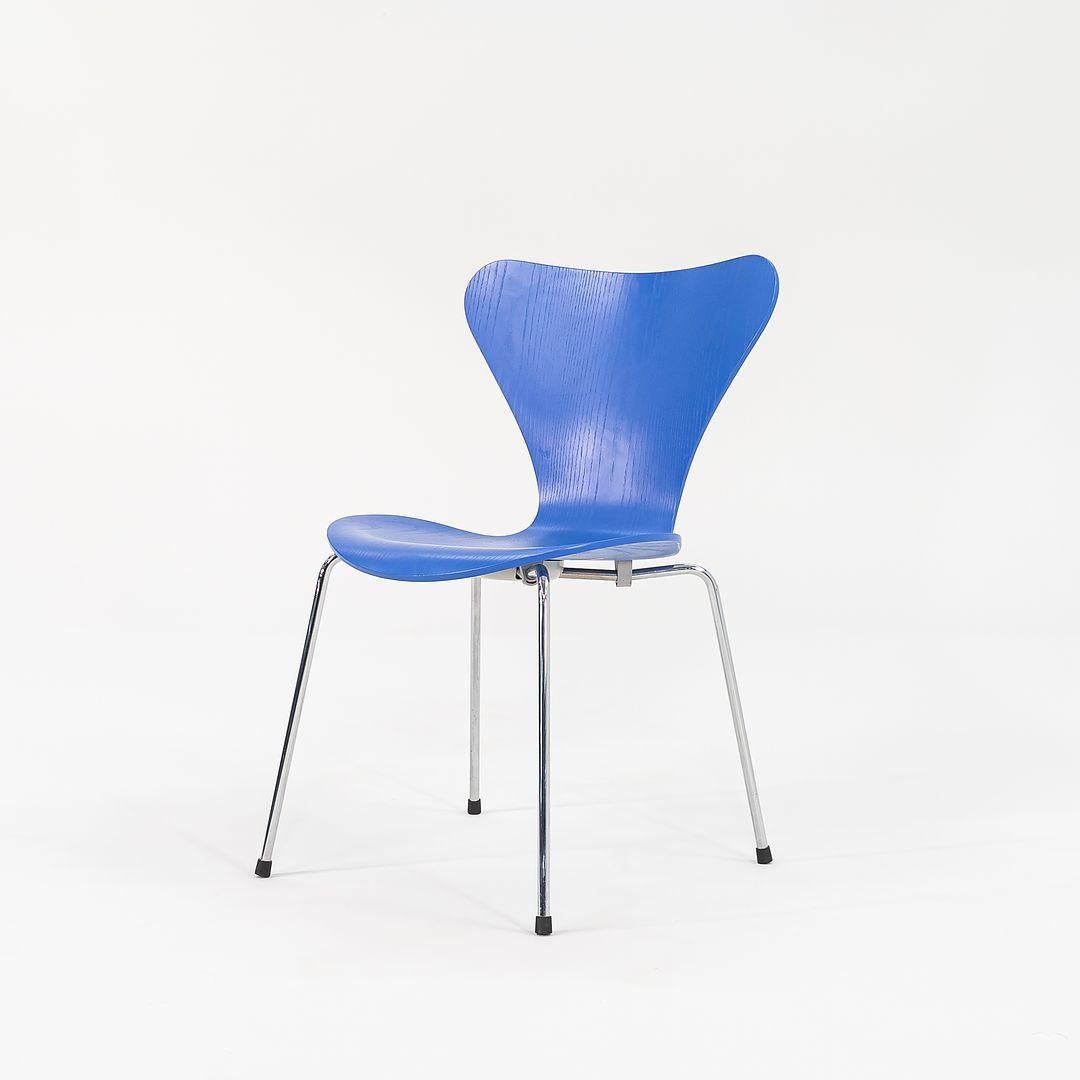 Il s'agit d'une chaise d'appoint empilable de la série 7, modèle 3107, conçue par Arne Jacobsen pour Fritz Hansen en 1955. Ces exemples datent de 1996 (certains datent de 1998 mais proviennent du même bureau). Le prix indiqué comprend une chaise,