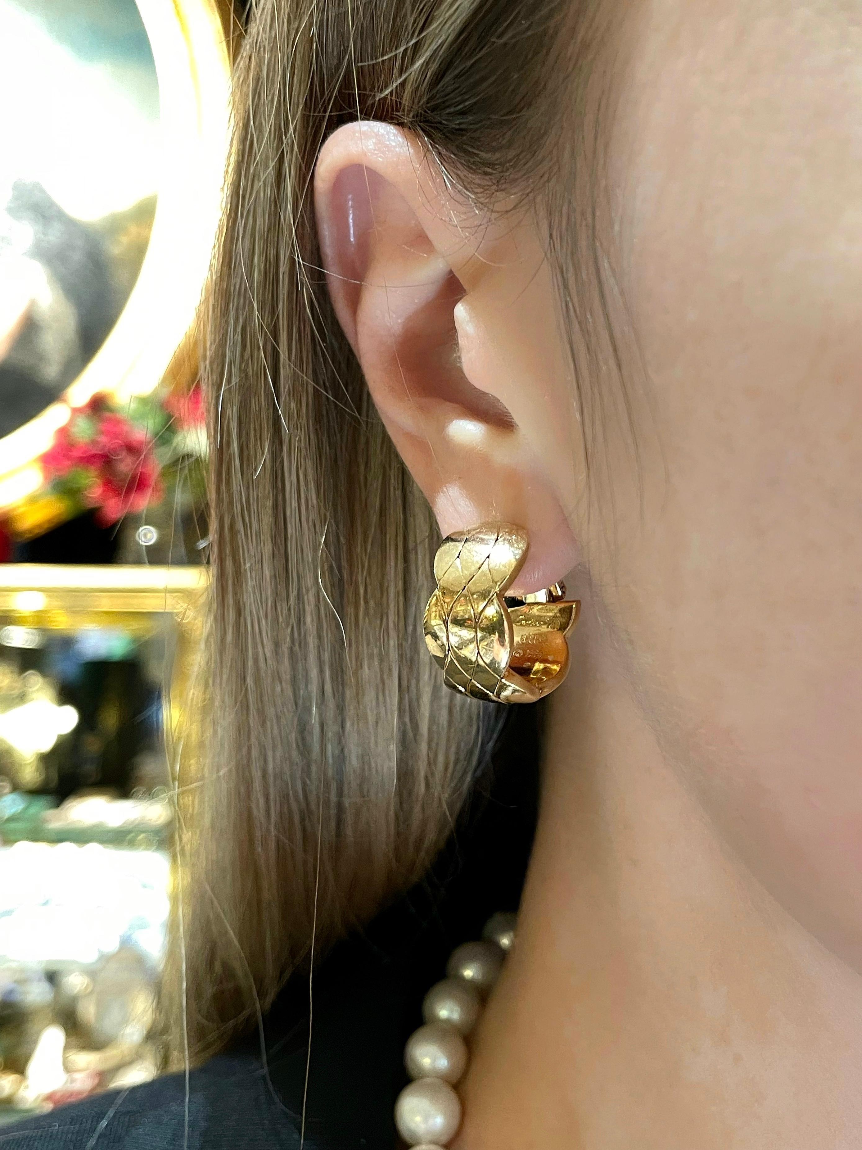 Il s'agit d'une paire de boucles d'oreilles à motif matelassé conçue par Cartier en 1996. Il est réalisé en or jaune 18 carats. 

Signé avec les marques de Cartier et le numéro de série. 

Poids : 28,67 g
Longueur : 2 cm

IMPORTANT : En tant