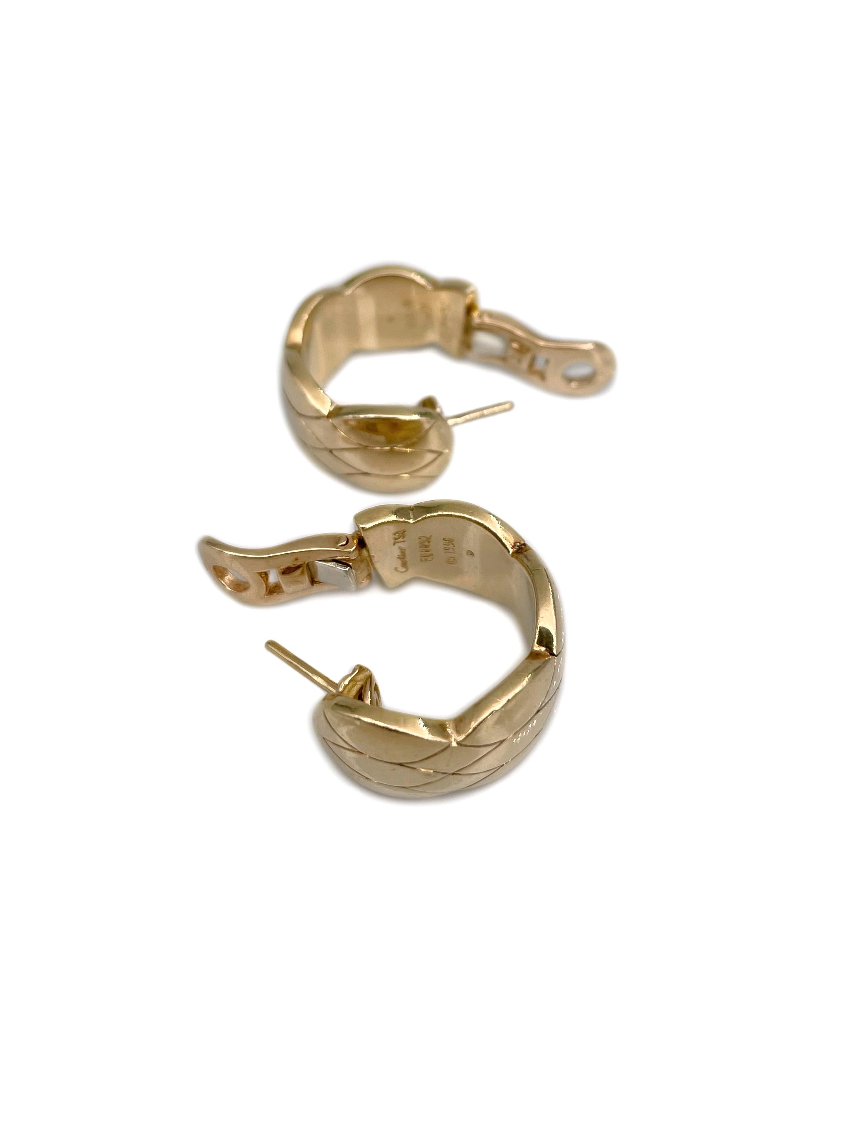 1996 Boucles d'oreilles Cartier en or jaune 18 carats à motif matelassé en vente 1