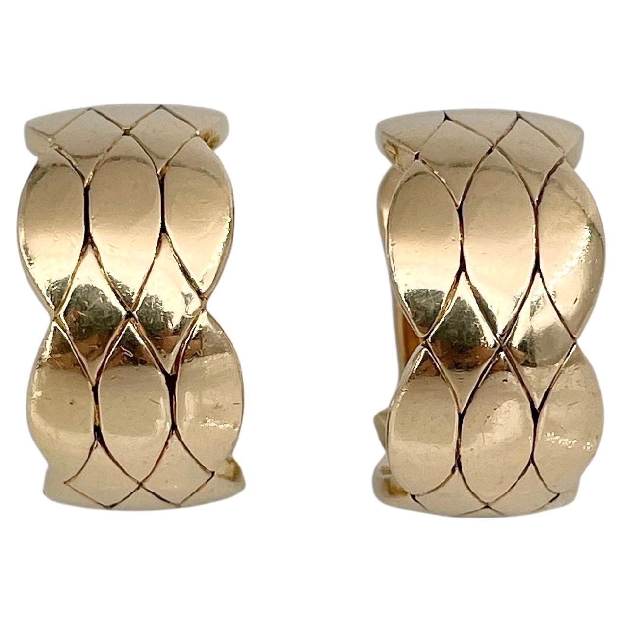 1996 Boucles d
oreilles Cartier en or jaune 18 carats à motif matelassé en vente