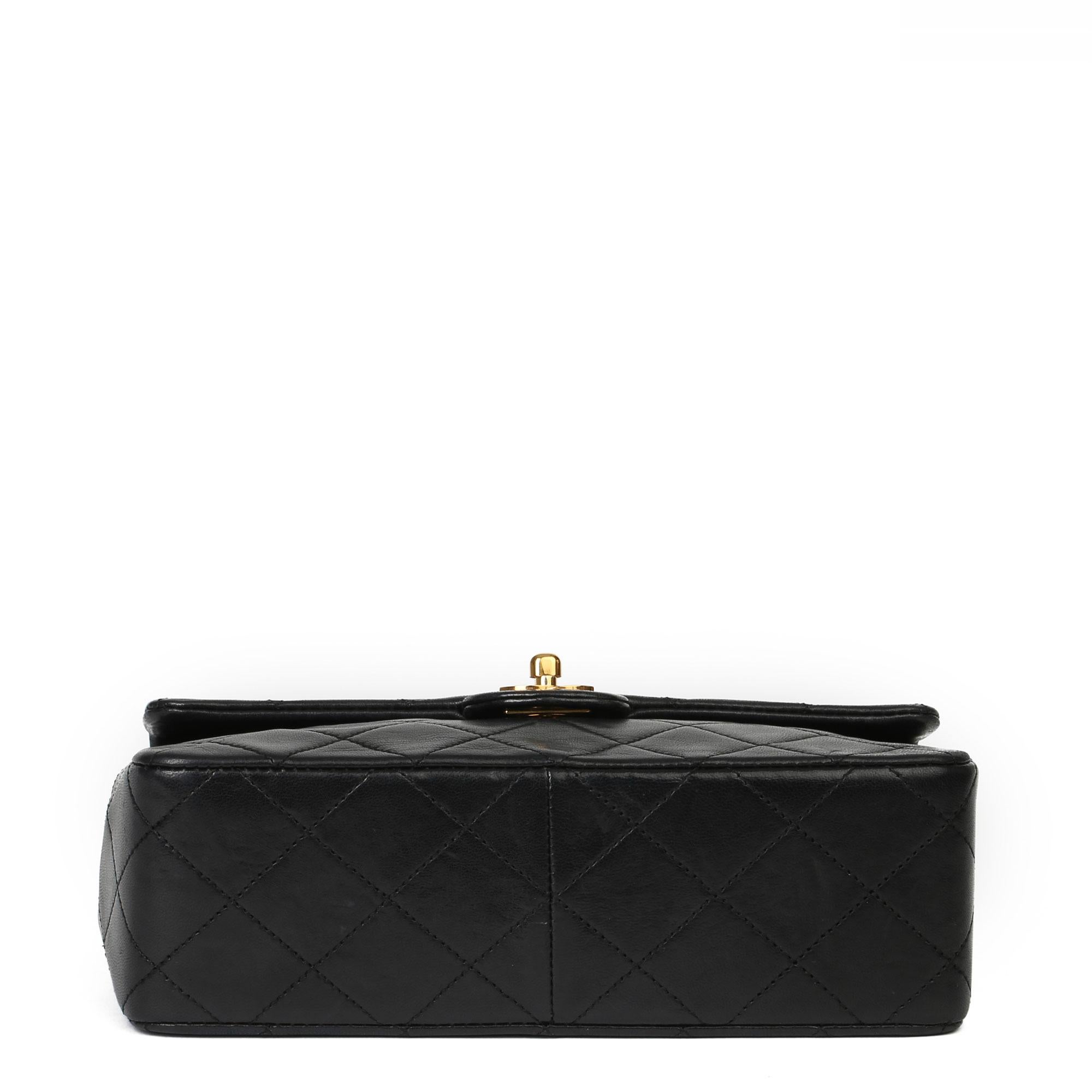 CHANEL
Schwarze gesteppte Mini-Klappentasche aus Lammleder 

Xupes-Referenz: HB3958
Seriennummer: 3428839
Alter (ca.): 1996
Begleitet von: Chanel Staubbeutel 
Angaben zur Authentizität:  Serienaufkleber (Made in France) 
Geschlecht: Damen
Typ:
