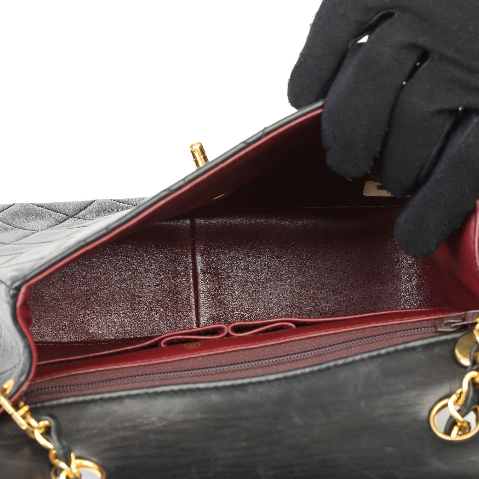 1996 Chanel Schwarze Mini-Klappentasche aus gestepptem Lammfell 3