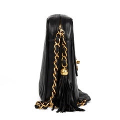 1996 Chanel Noir Vertical Matelassé en cuir d'agneau Vintage Jumbo XL Fringe Camera Bag