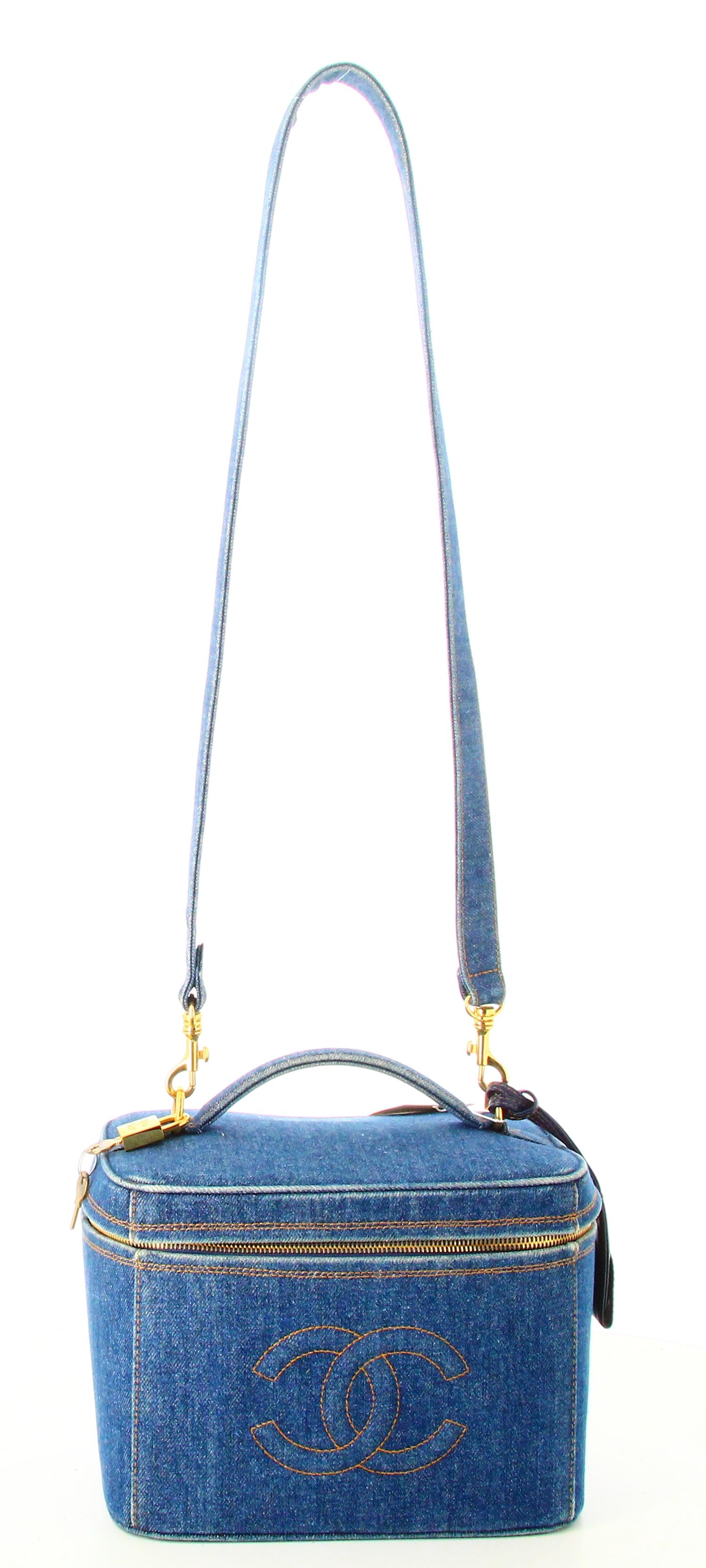 1996 Chanel CC Waschtischtasche aus Denim in Blau

- Sehr guter Zustand. Zeigt im Laufe der Zeit sehr leichte Spuren von Abnutzung. 
- Chanel Kosmetiktasche 
-Denim blau 
- Doppel-C-Logo mittig 
- Fermor : goldener Reißverschluss 
- Langer