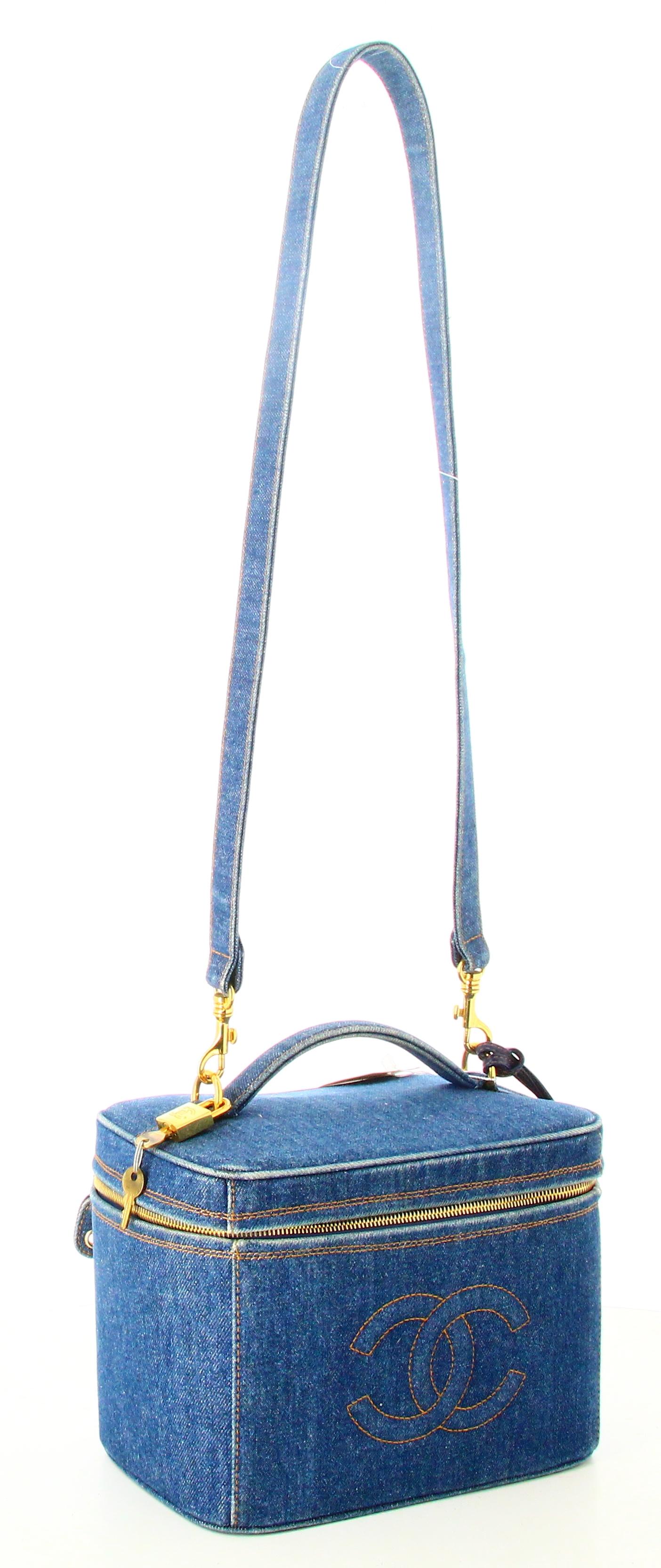1996 Chanel CC Waschtischtasche aus Denim in Blau im Zustand „Gut“ im Angebot in PARIS, FR
