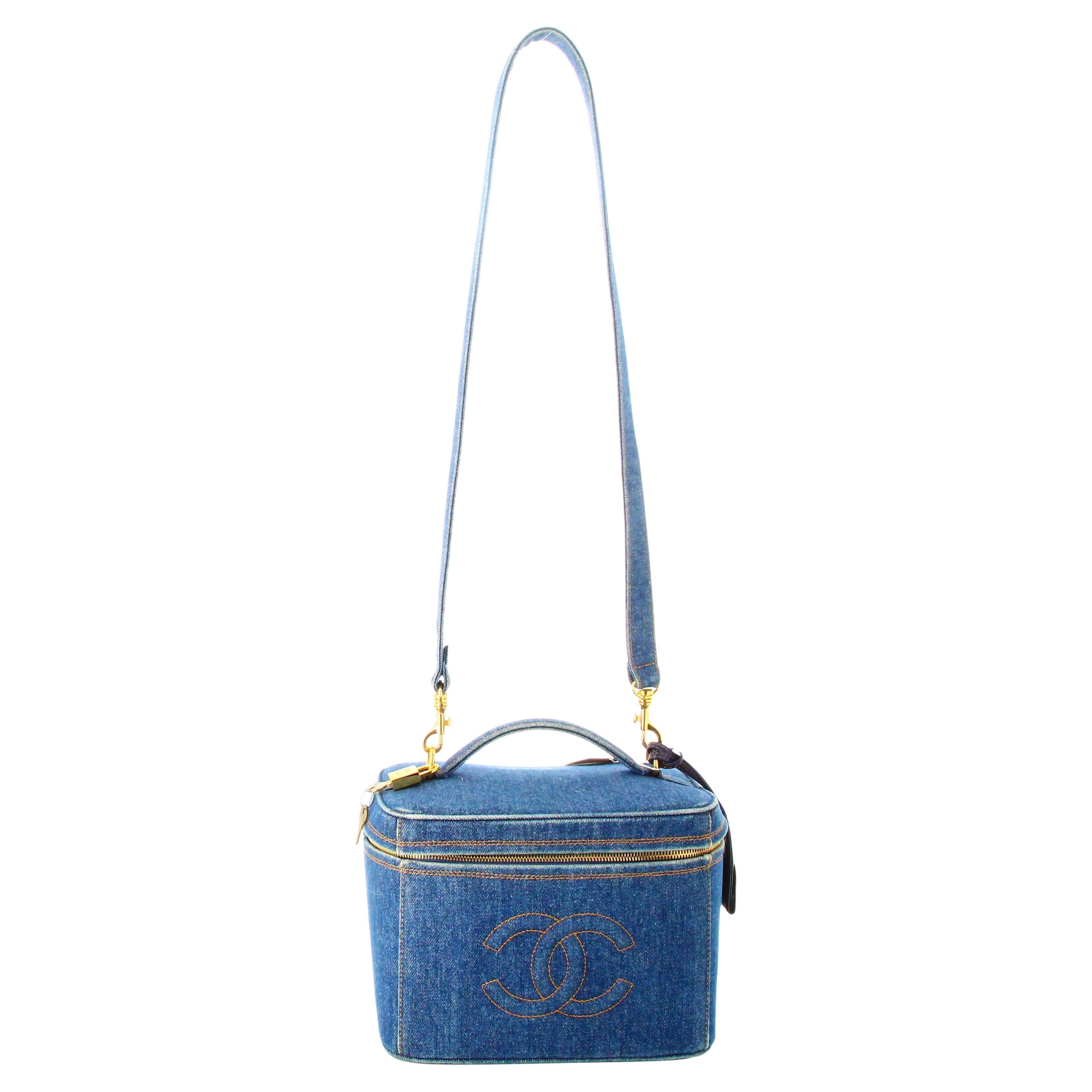 1996 Chanel CC Waschtischtasche aus Denim in Blau im Angebot