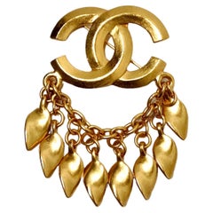 1996 Chanel Coco Mark Broche en or jaune avec charms pendants