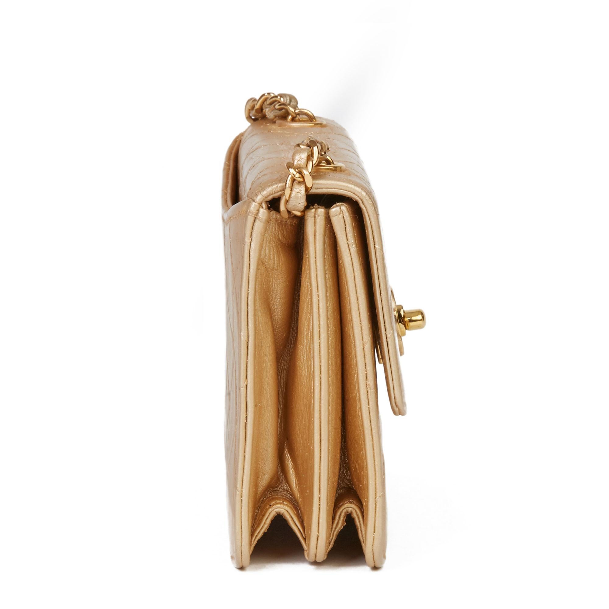 CHANEL
Gold Gestepptes Metallisches Lammfell Vintage Mini Flap Bag

Xupes Referenz: HB3544
Seriennummer: 4995820
Alter (ca.): 1996
Begleitet von: Chanel Staubbeutel:: Authentizität Karte
Authentizität Details: Echtheitskarte:: Serienaufkleber (Made
