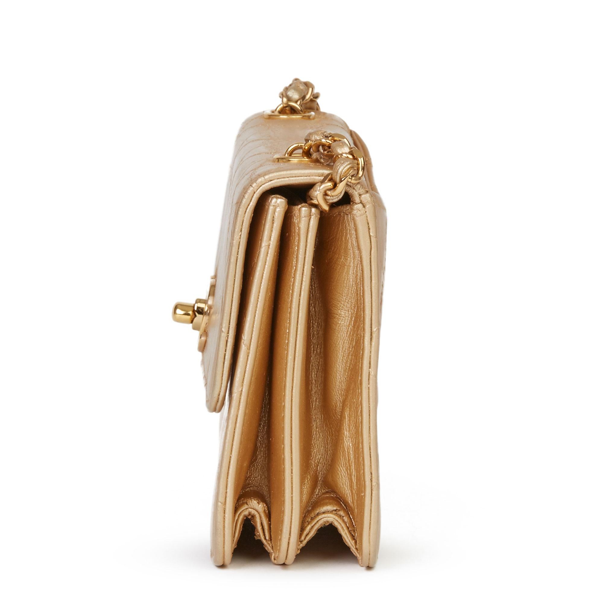 1996 Chanel Gold gesteppt Metallic Lammfell Vintage Mini Klappe Tasche im Zustand „Gut“ in Bishop's Stortford, Hertfordshire