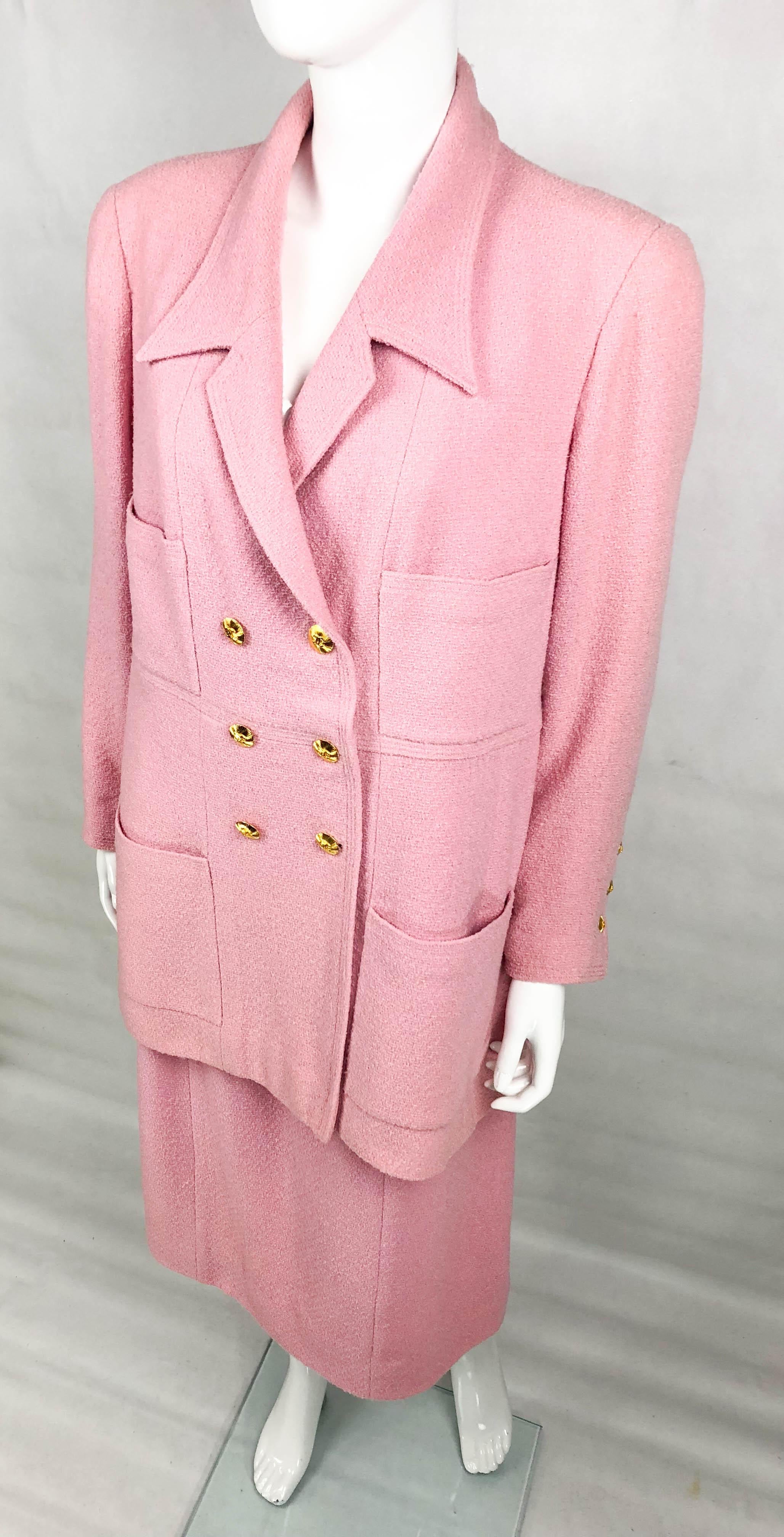1996 Chanel Pink Wool Skirt Suit With Gilt Logo Buttons (Large Size) In Excellent Condition For Sale In London, Chelsea