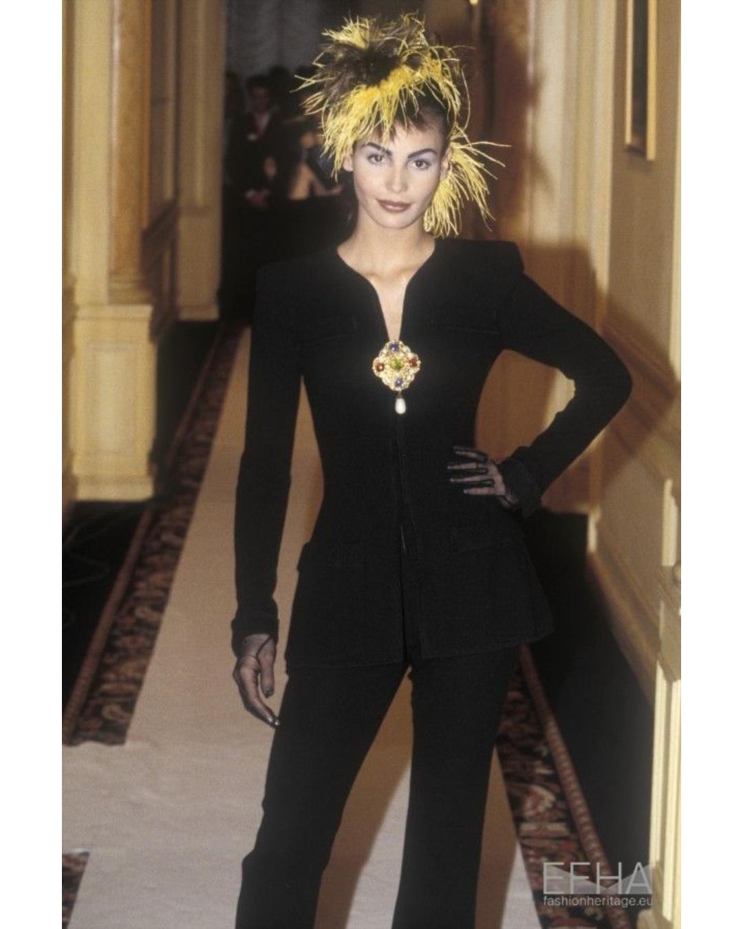 1996 Chanel: passerella documentata Haute Couture Tuta e giacca nera in vendita 3