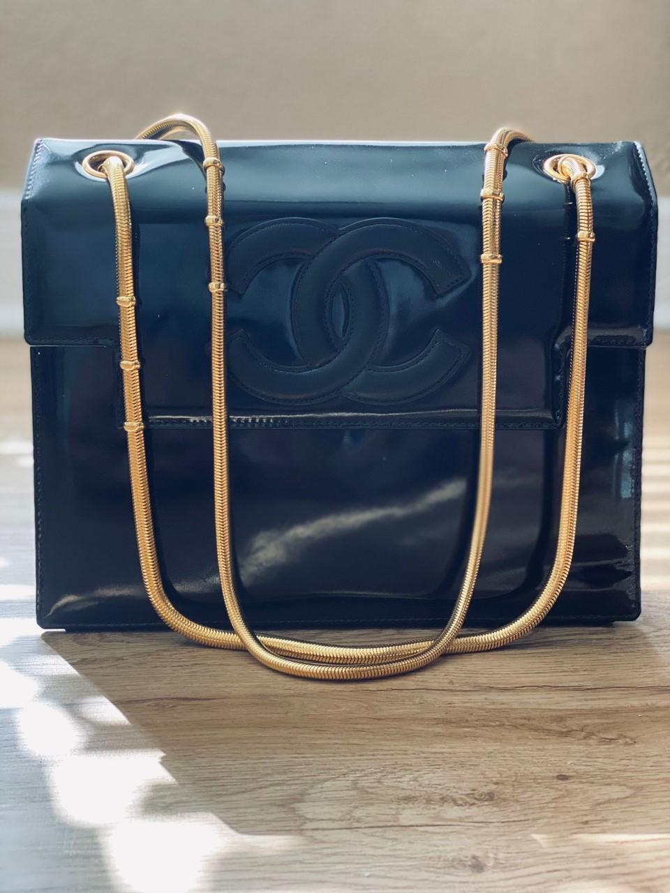 Excellent vintage condition
Minor scratches to interior lambskin flap lining
some minor knicks to patent leather 
Very rarely carried and always stored in dust bag 
Collectors dream rare show piece
Magnetic snap closure
Snake chain with ball details