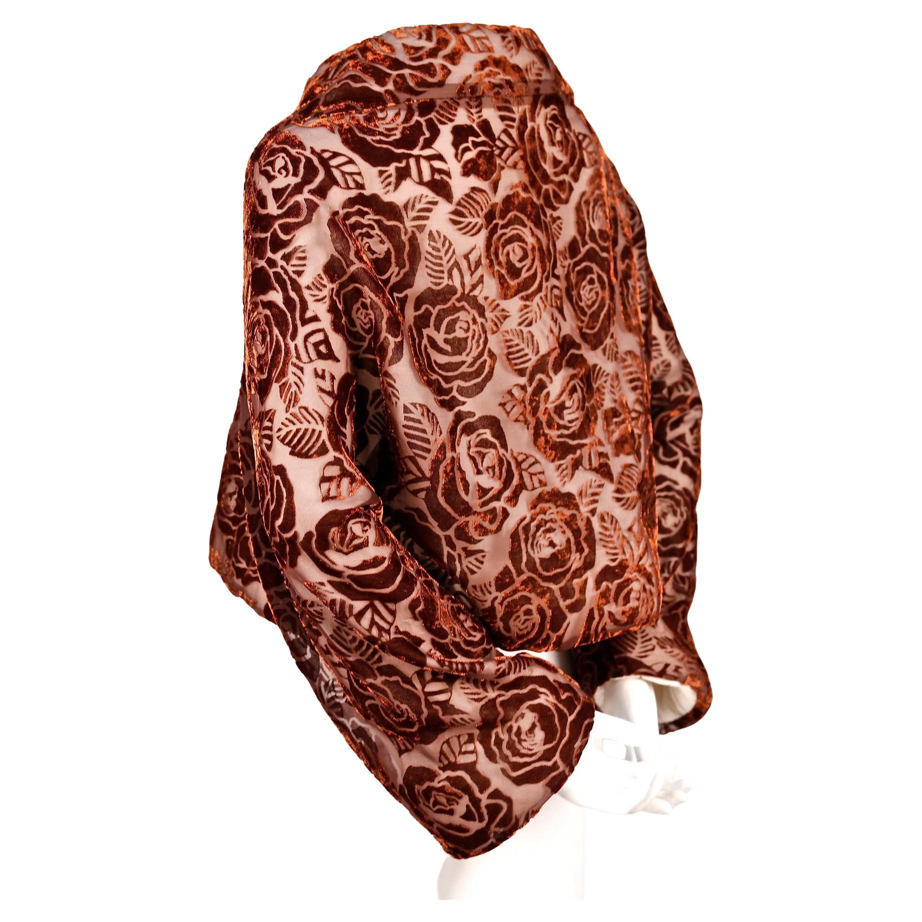 Veste portefeuille en velours floqué marron avec des roses de la collection 'flowering clothes' de Comme Des Garcons datant de l'automne 1996. La même veste dans d'autres tissus et une robe du même tissu ont été présentées sur le podium.  Le Label