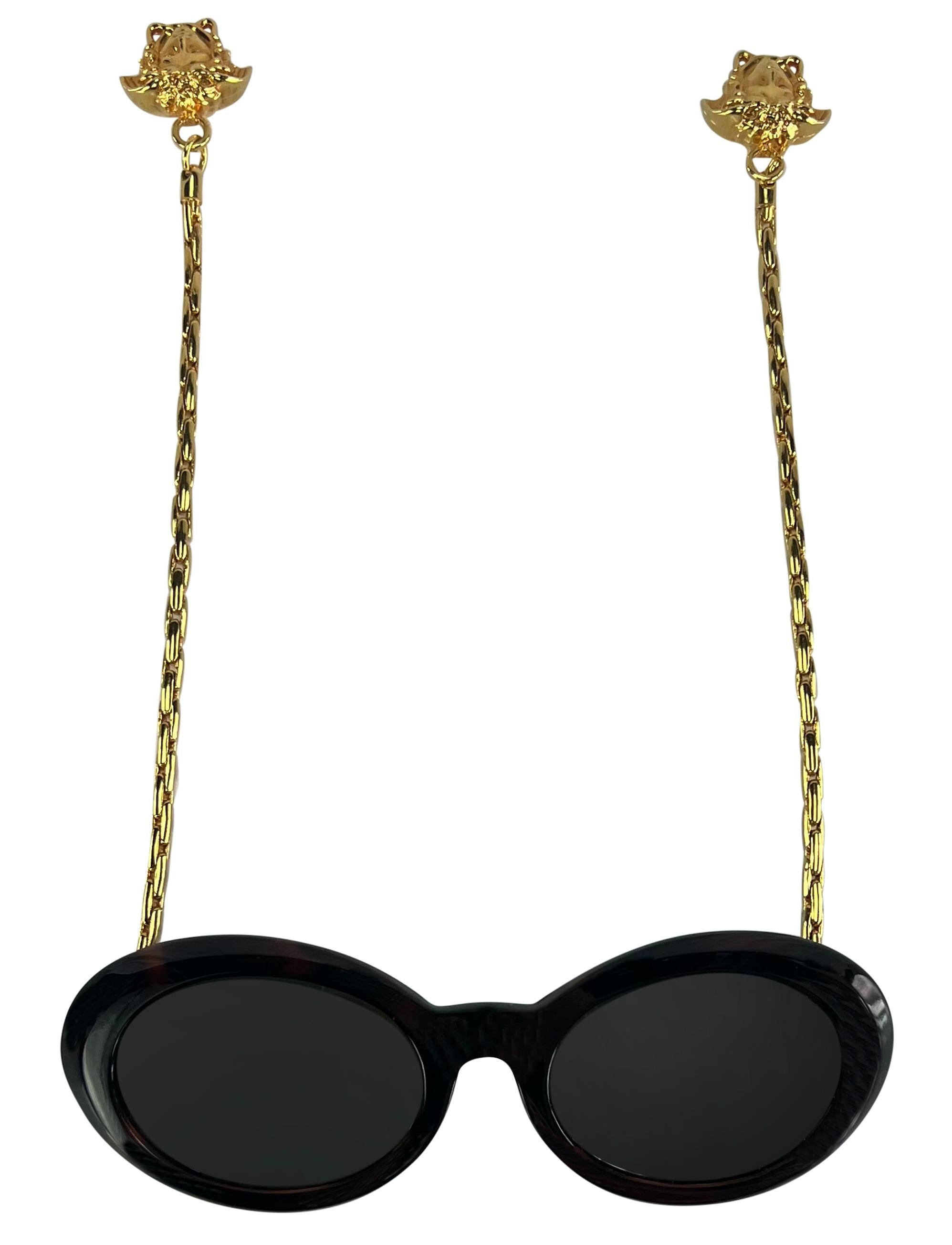 1996 Gianni Versace Faux Tortoise Shell Gold Chain Medusa Pendant Sunglasses In Excellent Condition For Sale In West Hollywood, CA