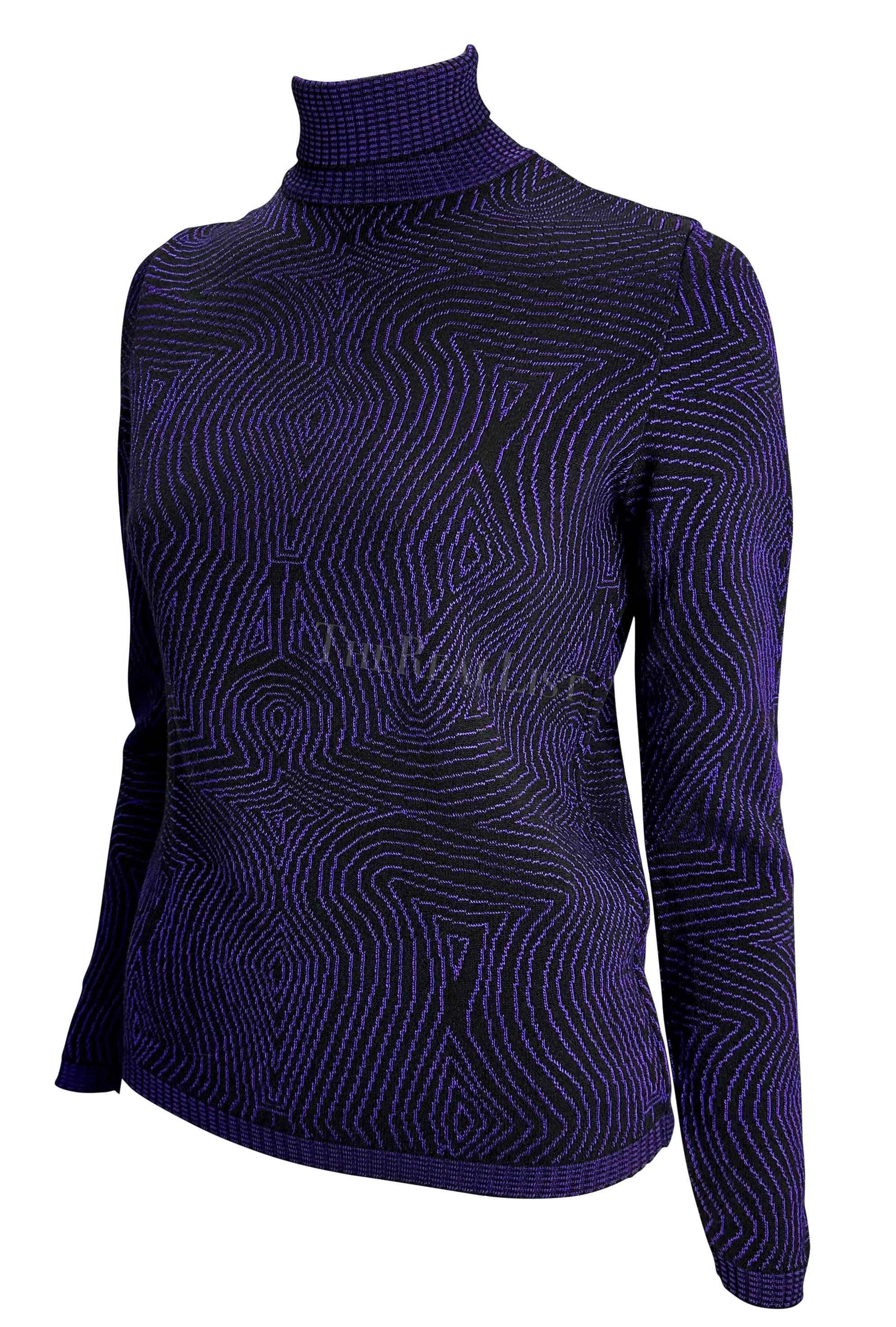 Te presentamos un elegante jersey de cuello alto Gianni Versace morado y negro diseñado por Gianni Versace. De 1996, este fabuloso jersey de punto presenta un estampado lineal abstracto y es el básico vintage perfecto para el armario de Gianni