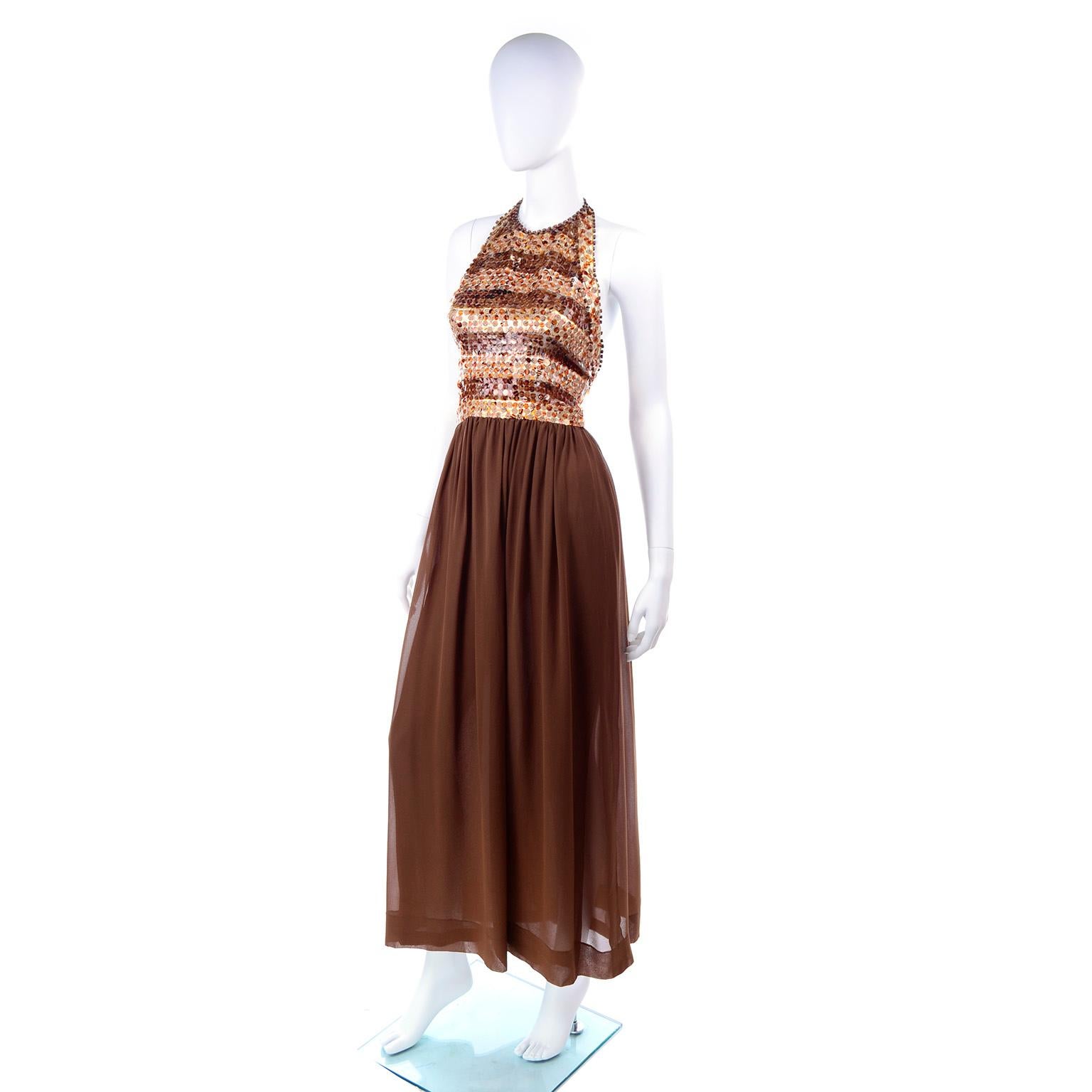 Marron Givenchy - Robe de soirée vintage en soie marron chocolat avec dos nu et perles, 1996 en vente